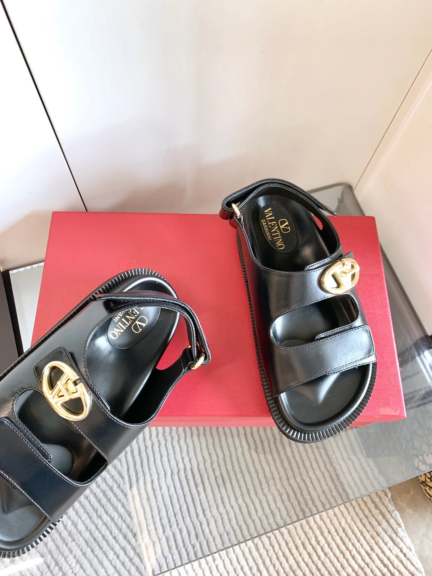 Пляжные сандалии Valentino 2024 - черные