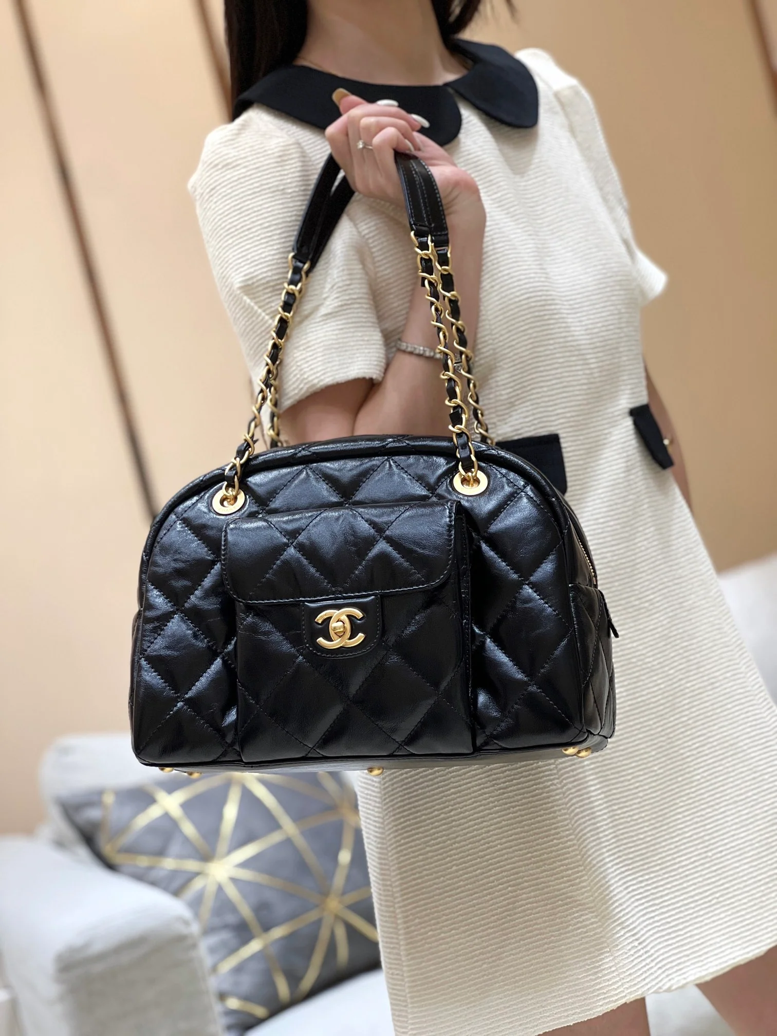 Маленькая сумка-боулинг Chanel 24a - черная