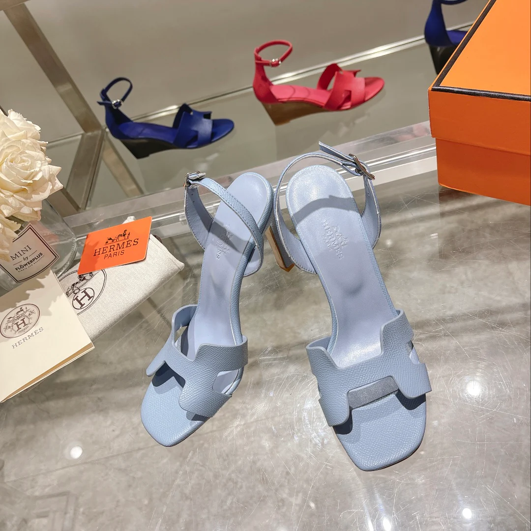 Новинка весны 2022 года от Hermes - сандалии на высоком каблуке.