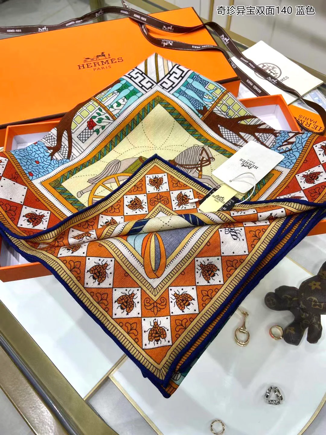 Hermes - Редкие сокровища - Двусторонняя шелковая шаль 140.