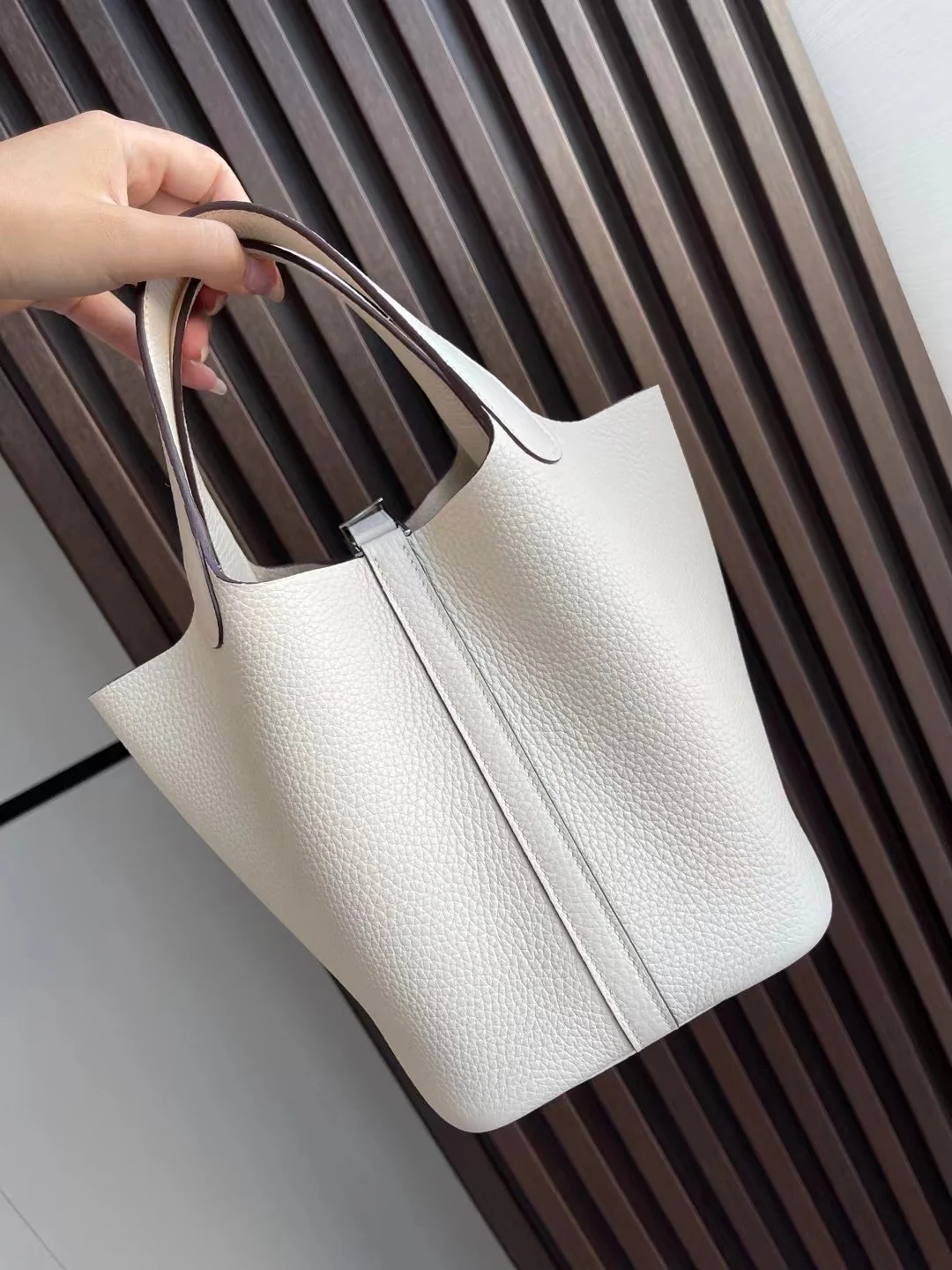 Hermes Picotin 18 Nata кремово-белого цвета с серебряной пряжкой