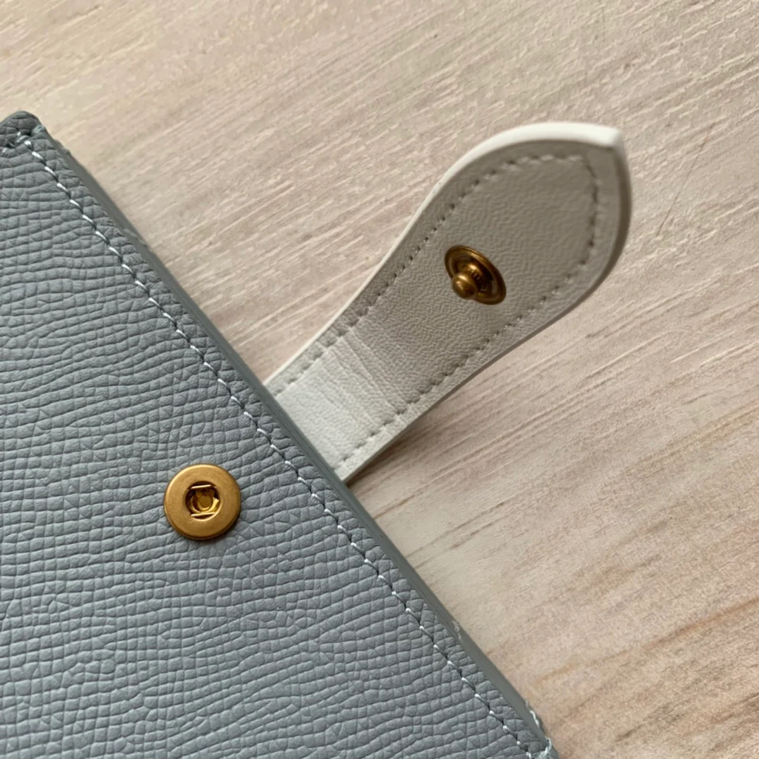 Celine 粒面牛皮风琴卡包