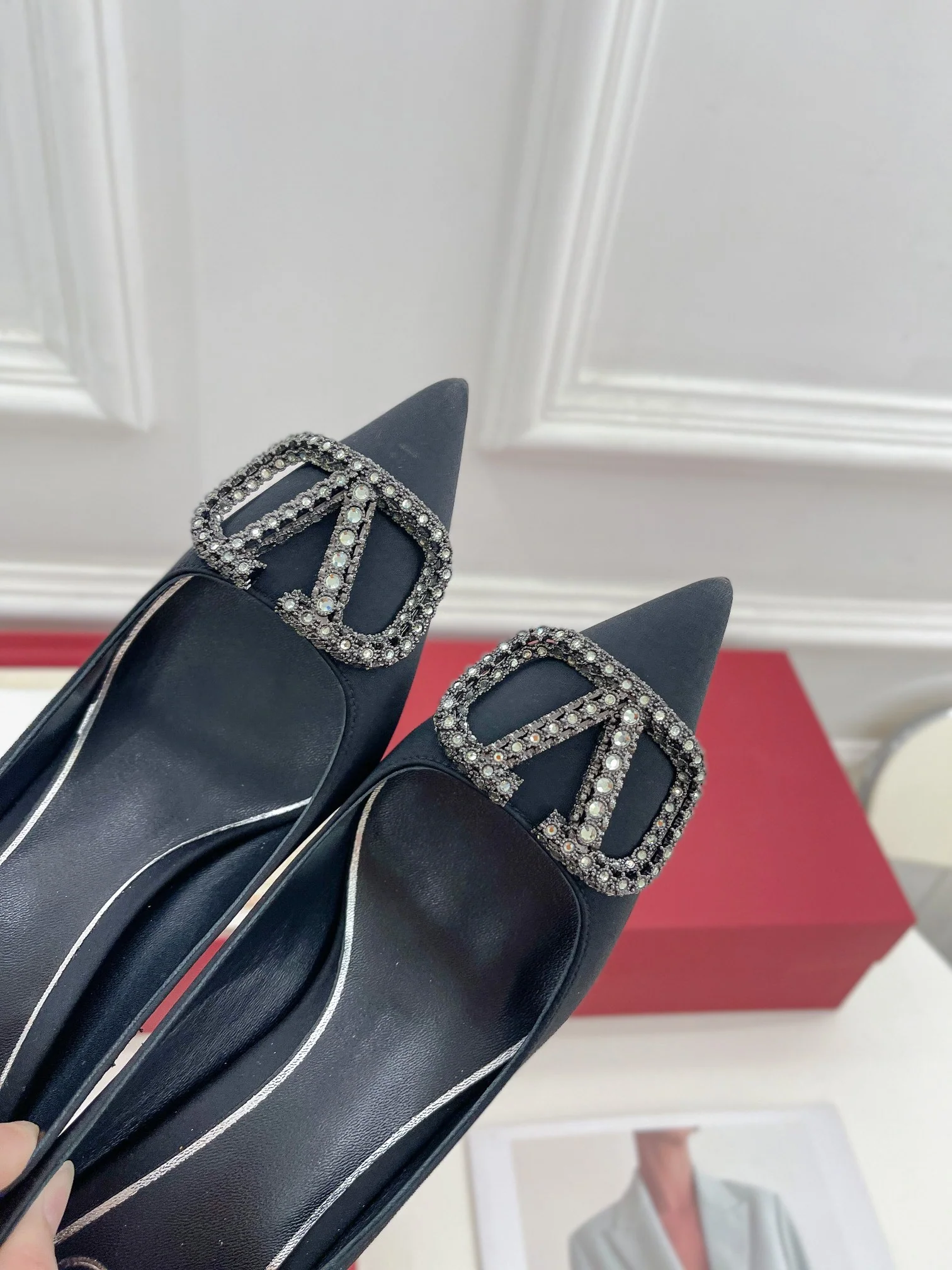 Новинка лета 2023 от Valentino - Коллекция Roman Stud - Туфли на высоком каблуке с бриллиантовой пряжкой - 5 см