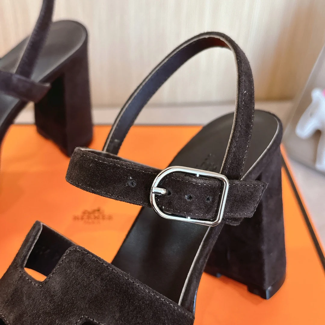 Модные босоножки на высоком каблуке Hermes 2024 года — темно-коричневые.