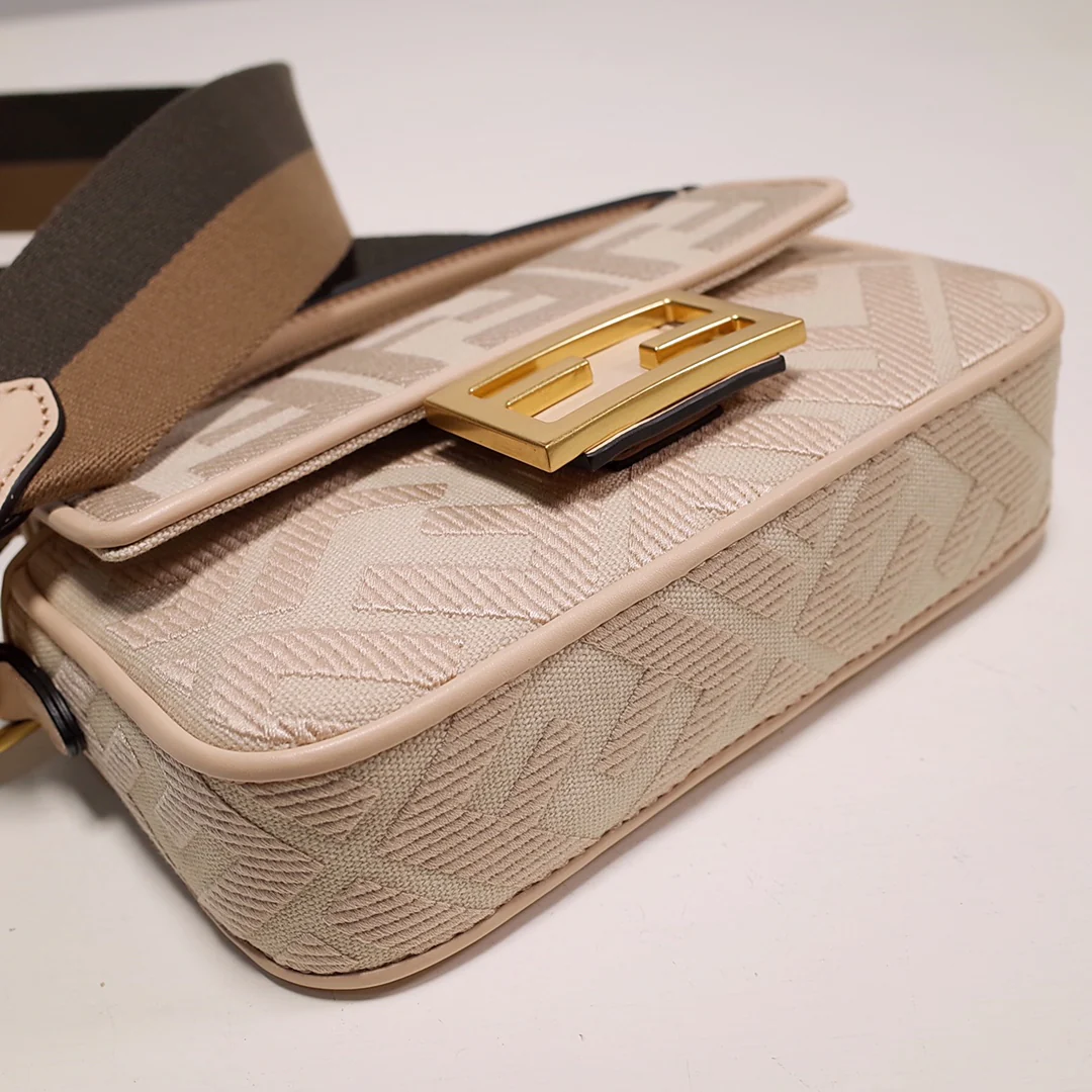 Сумка Fendi Baquette, маленькая, из розового холста.