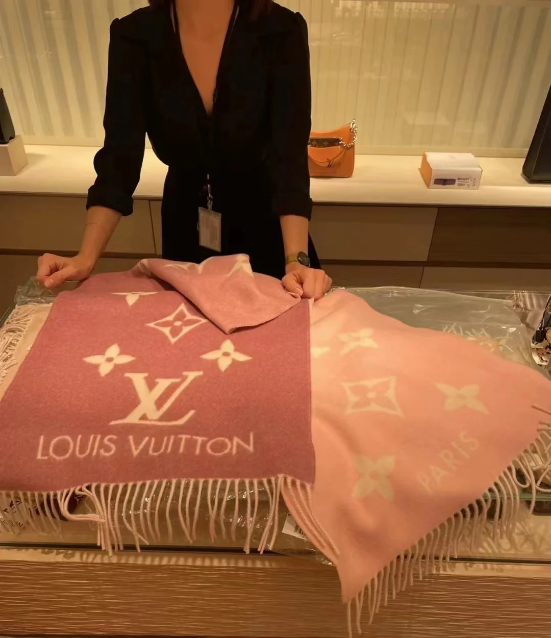 Бестселлер — шарф LV Reykjavik Gradient из 100% кашемира.