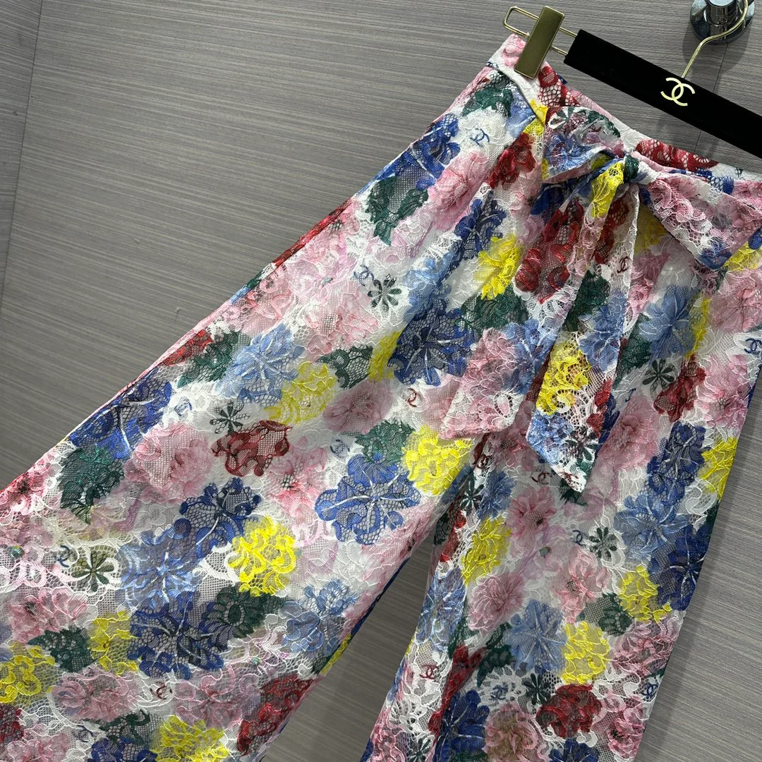 Chanel 2404 - Брюки с широкими штанинами, украшенные кружевным принтом, в стиле 