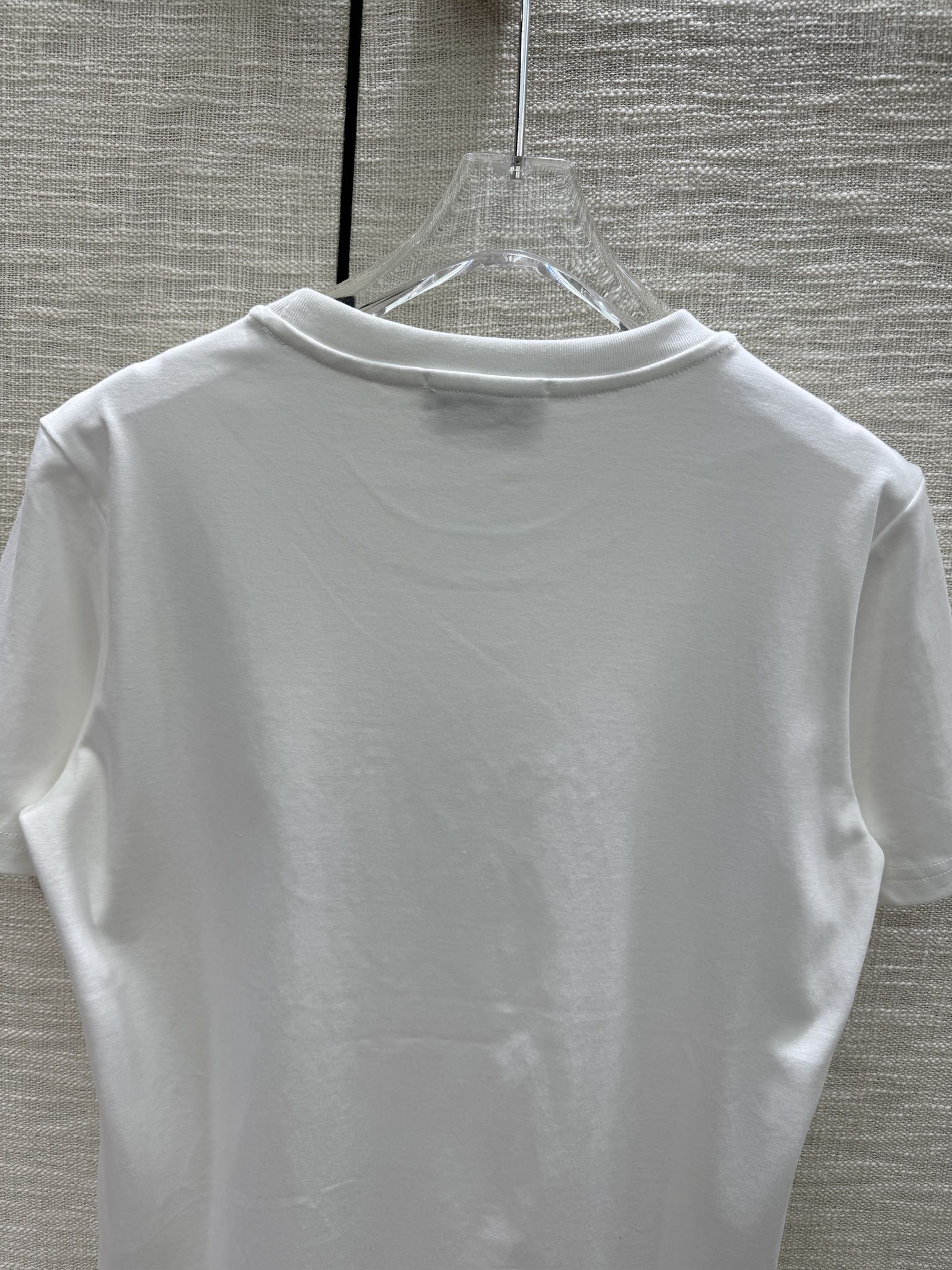 Футболка Chanel 2403 с вышивкой в ??виде сердца и буквы.