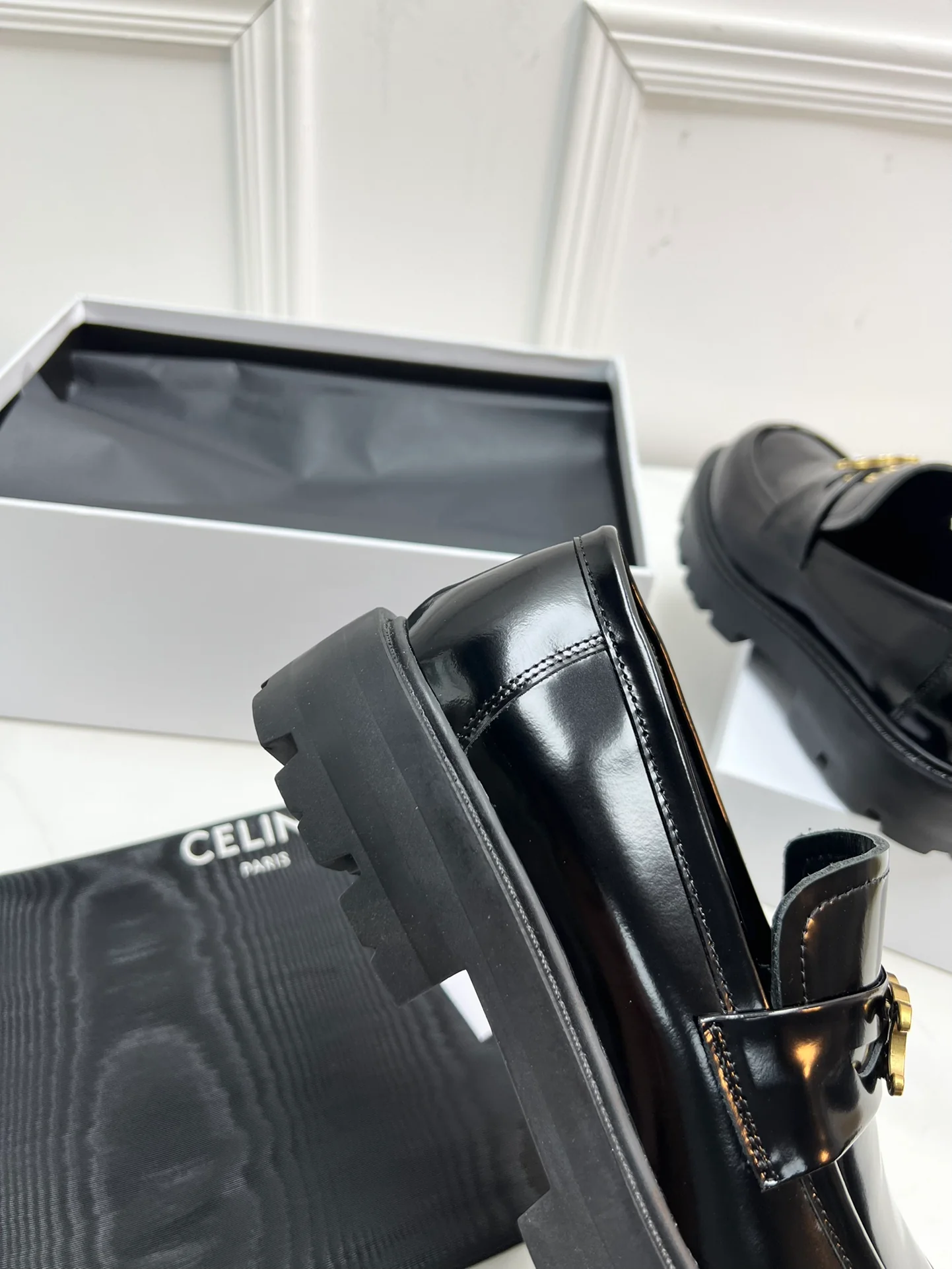 Новинка сезона весна/лето 2023 от Celine - Ретро-лоферы - Черные