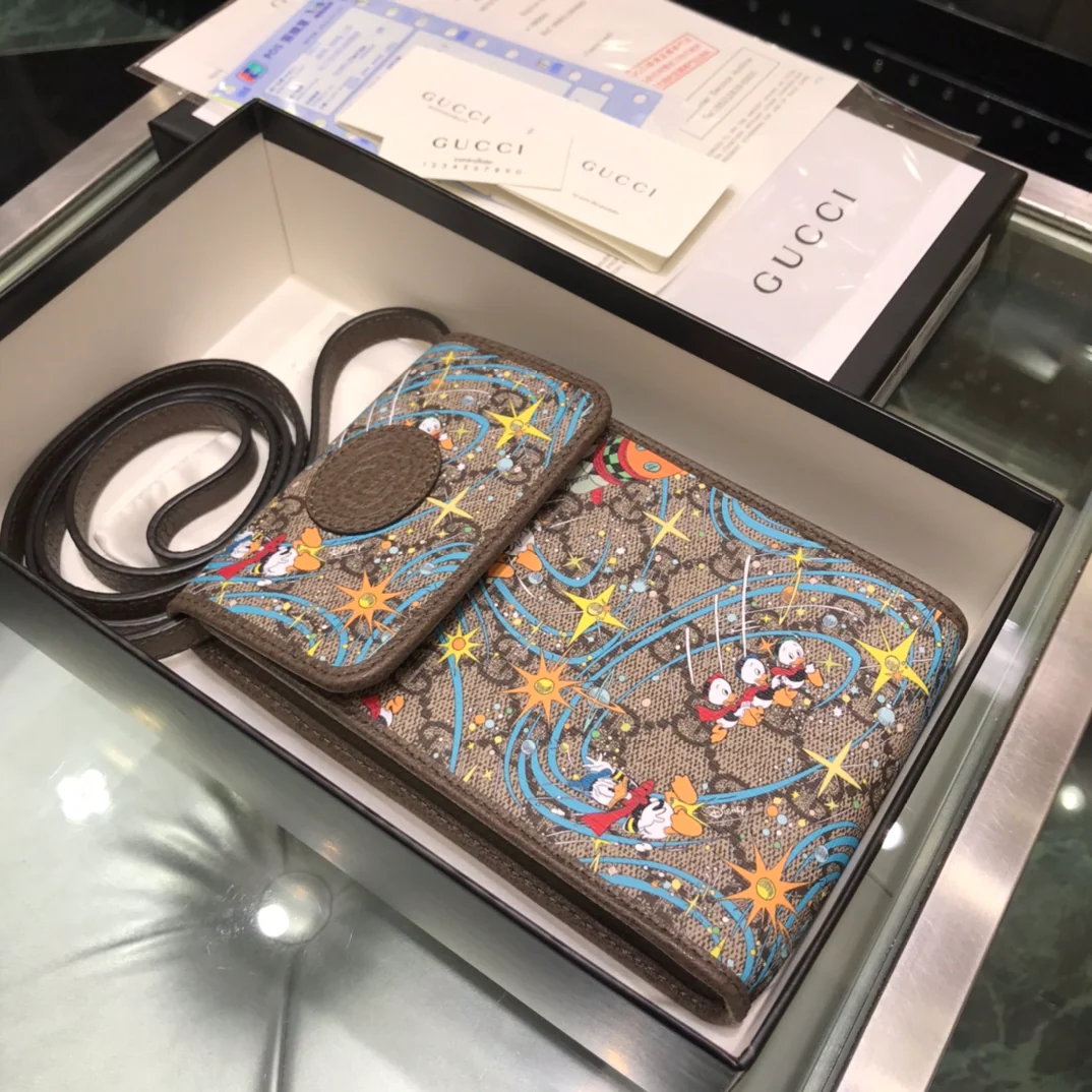 Сумка для телефона Gucci с изображением Дональда Дака