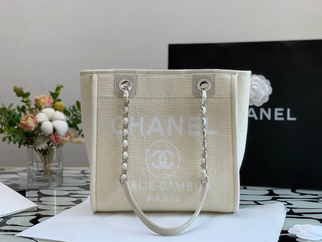 Пляжная сумка Chanel из коллекции осень/зима 2022 — белая — маленькая.