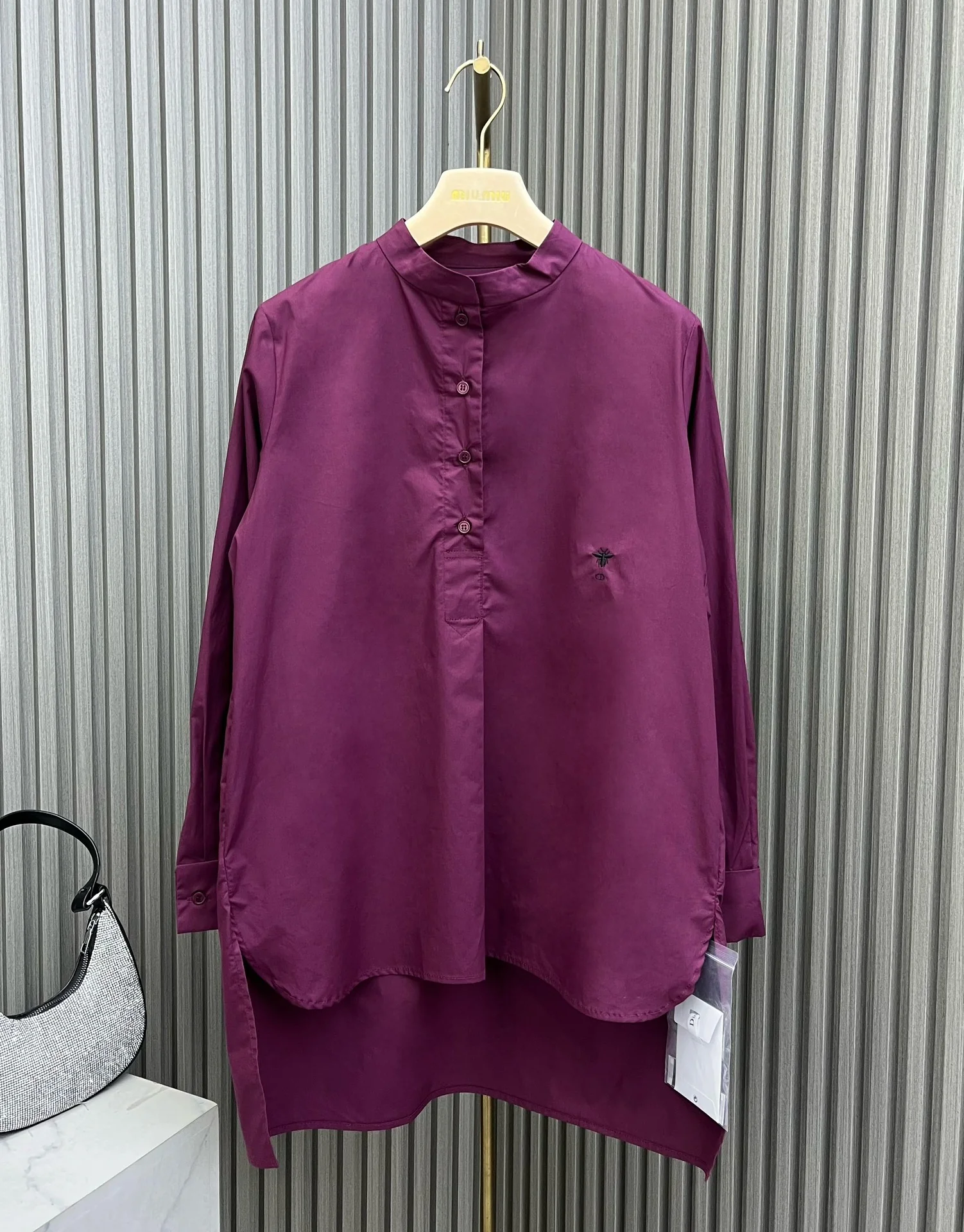 Dior - 2403-24 Новинка: рубашка-стойка с укороченной передней частью и удлиненной спинкой