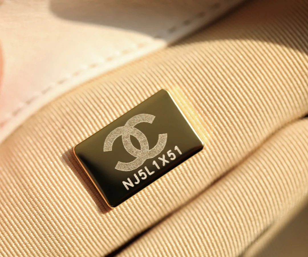 Маленькая сумочка Chanel 19bag - белая.