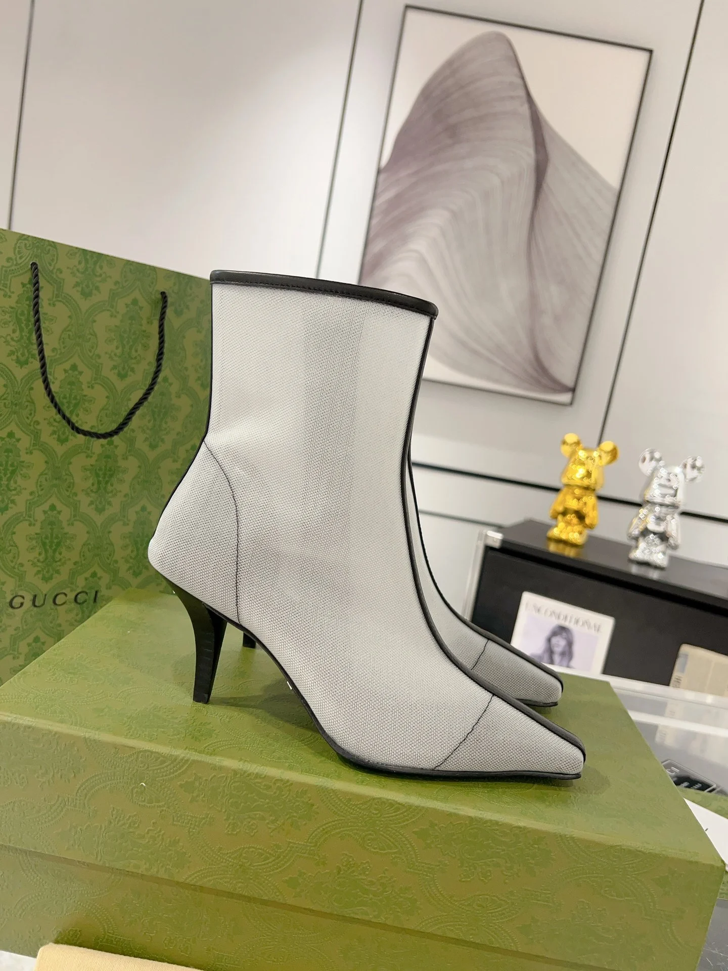 Gucci - Ботильоны на шпильке с сетчатыми вставками и стразами - Белые