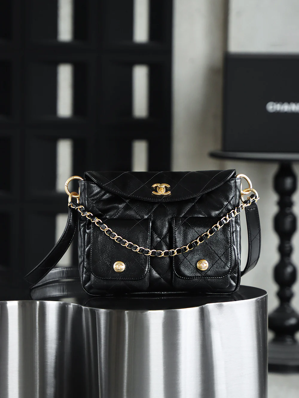 Сумка-хобо Chanel 24p Messenger, маленькая, черная, с золотой пряжкой.