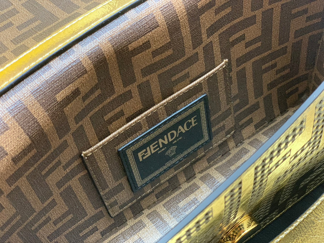 Сумка Fendi Baguette - результат сотрудничества дизайнеров.