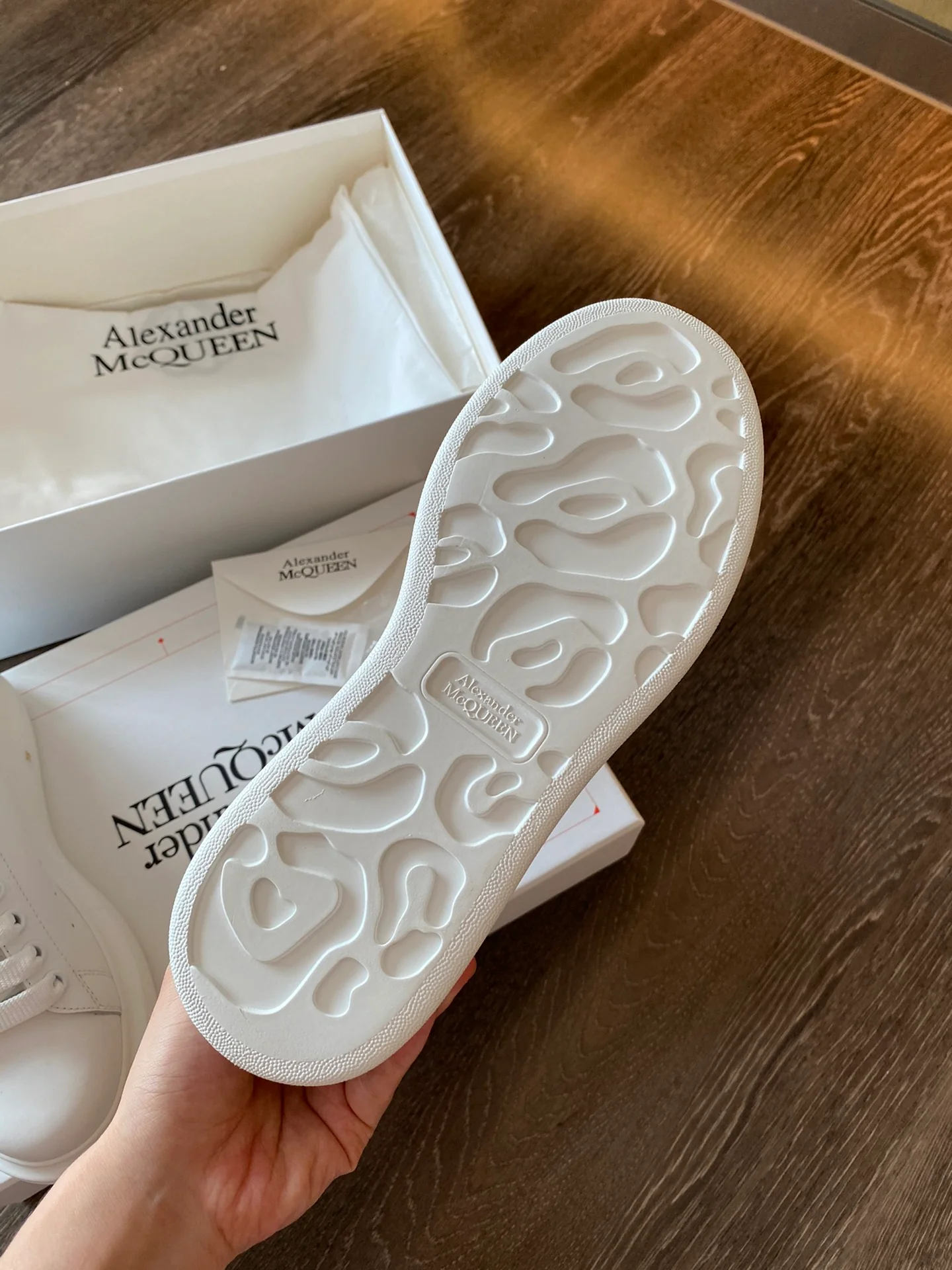 Классические белые кроссовки McQueen - на каблуке-резинке - темно-серые