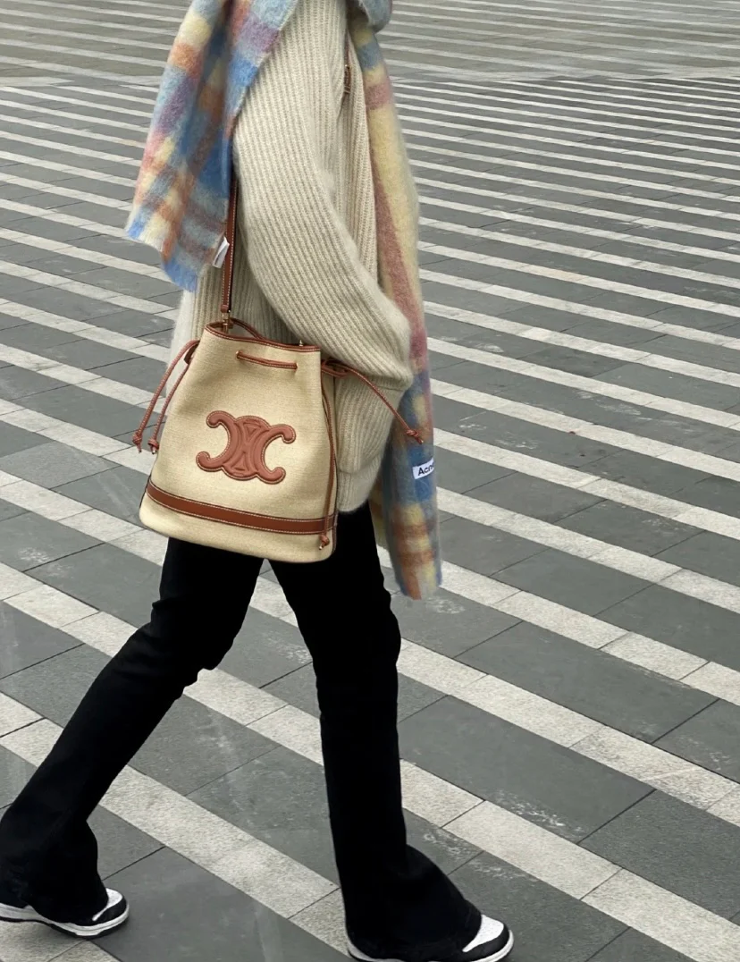 Сумка-ведро Celine Seau Marin на завязках из желто-коричневой ткани.