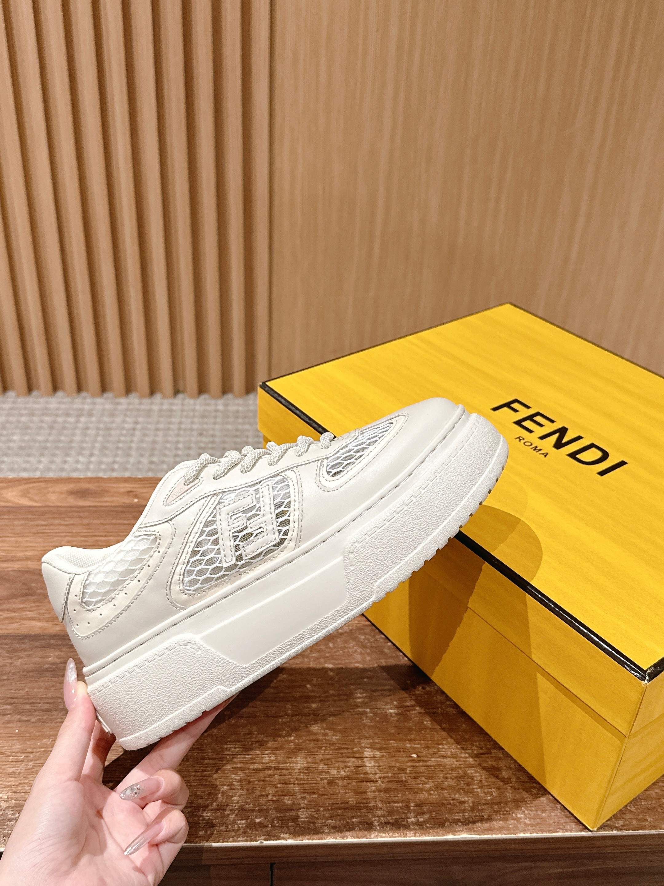 Двухцветные дышащие сетчатые повседневные кроссовки Fendi - белые