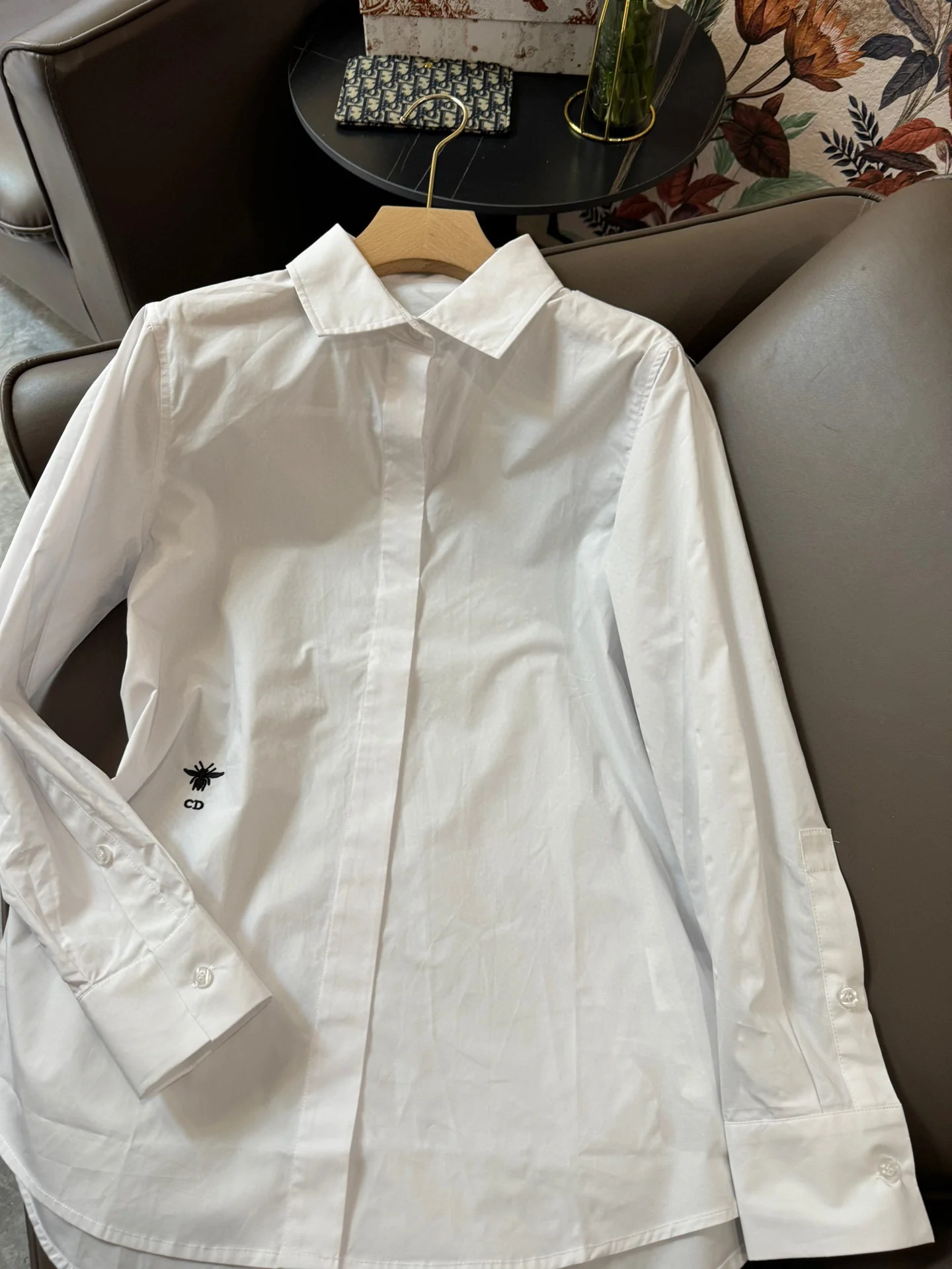 Хлопковая рубашка с длинными рукавами Dior 2403-24ss с вышивкой пчелы - белая