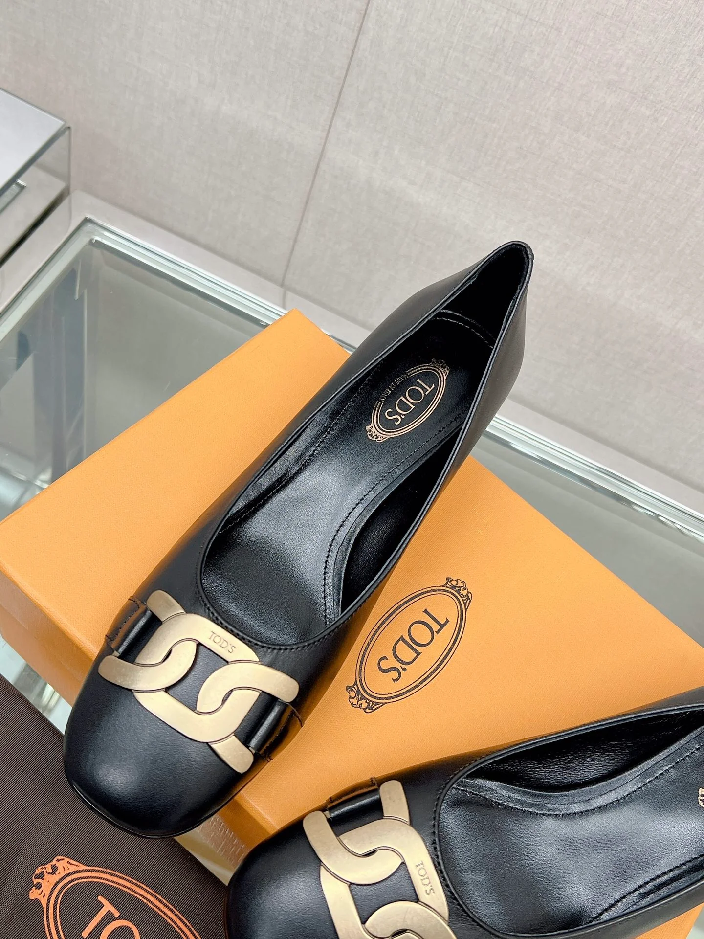 Весенняя коллекция Tods 2023 - Туфли на низком каблуке