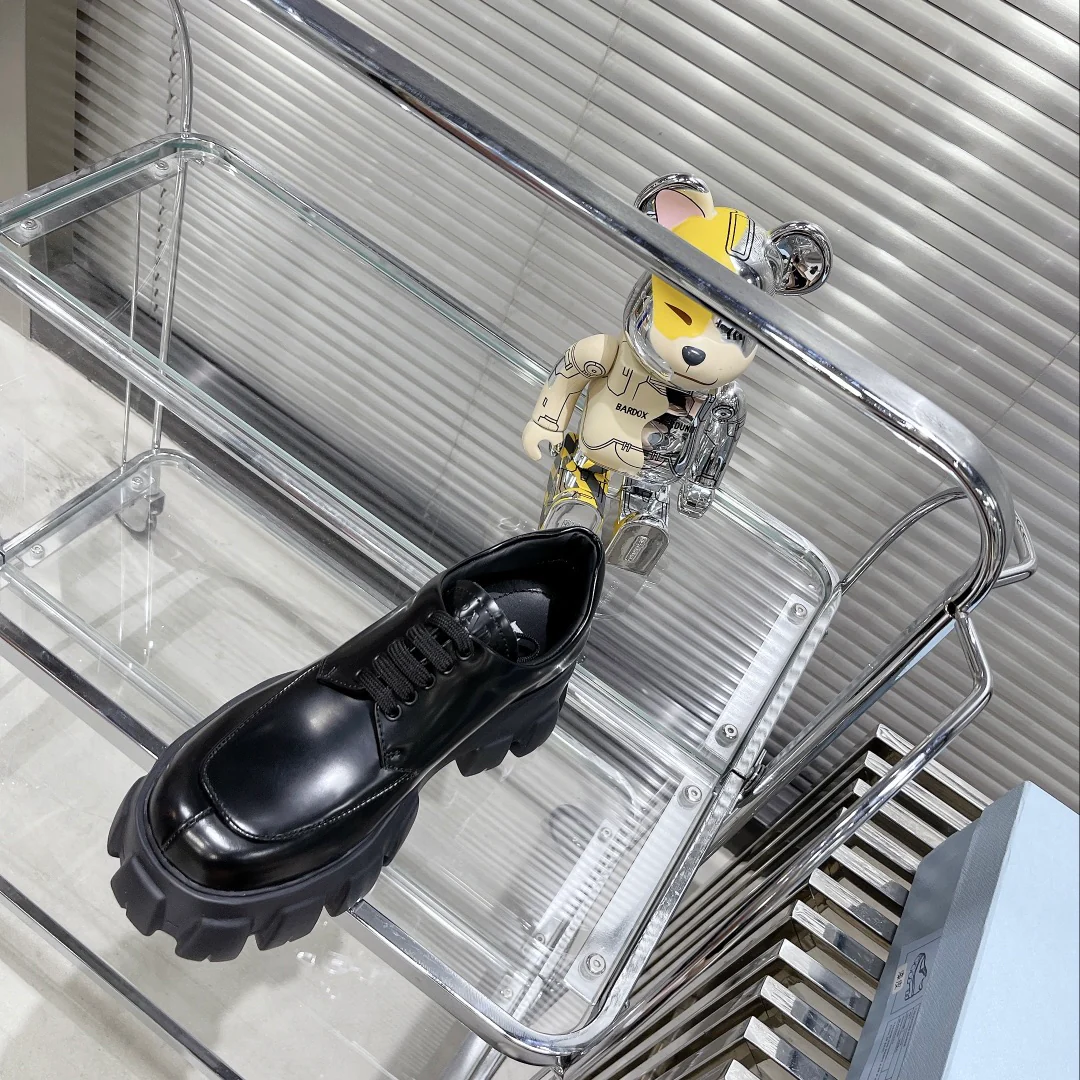 Кожаные туфли Prada на платформе со шнуровкой