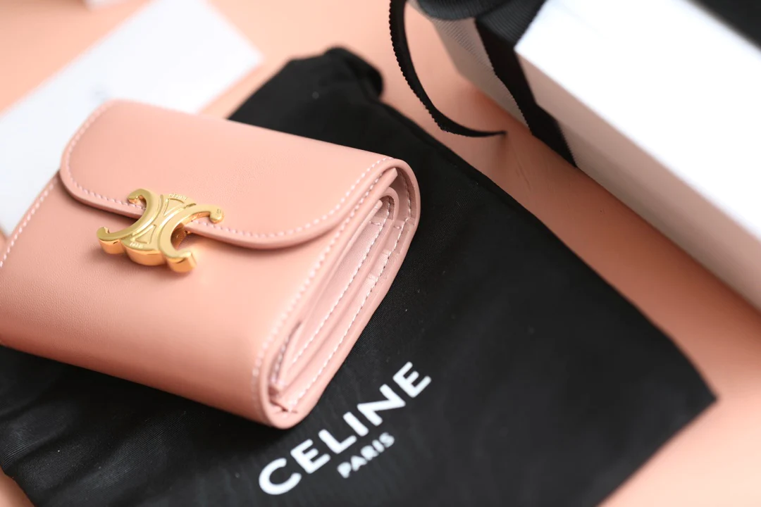 Маленький глянцевый кошелек Triomphe из овечьей кожи с клапаном - розовый