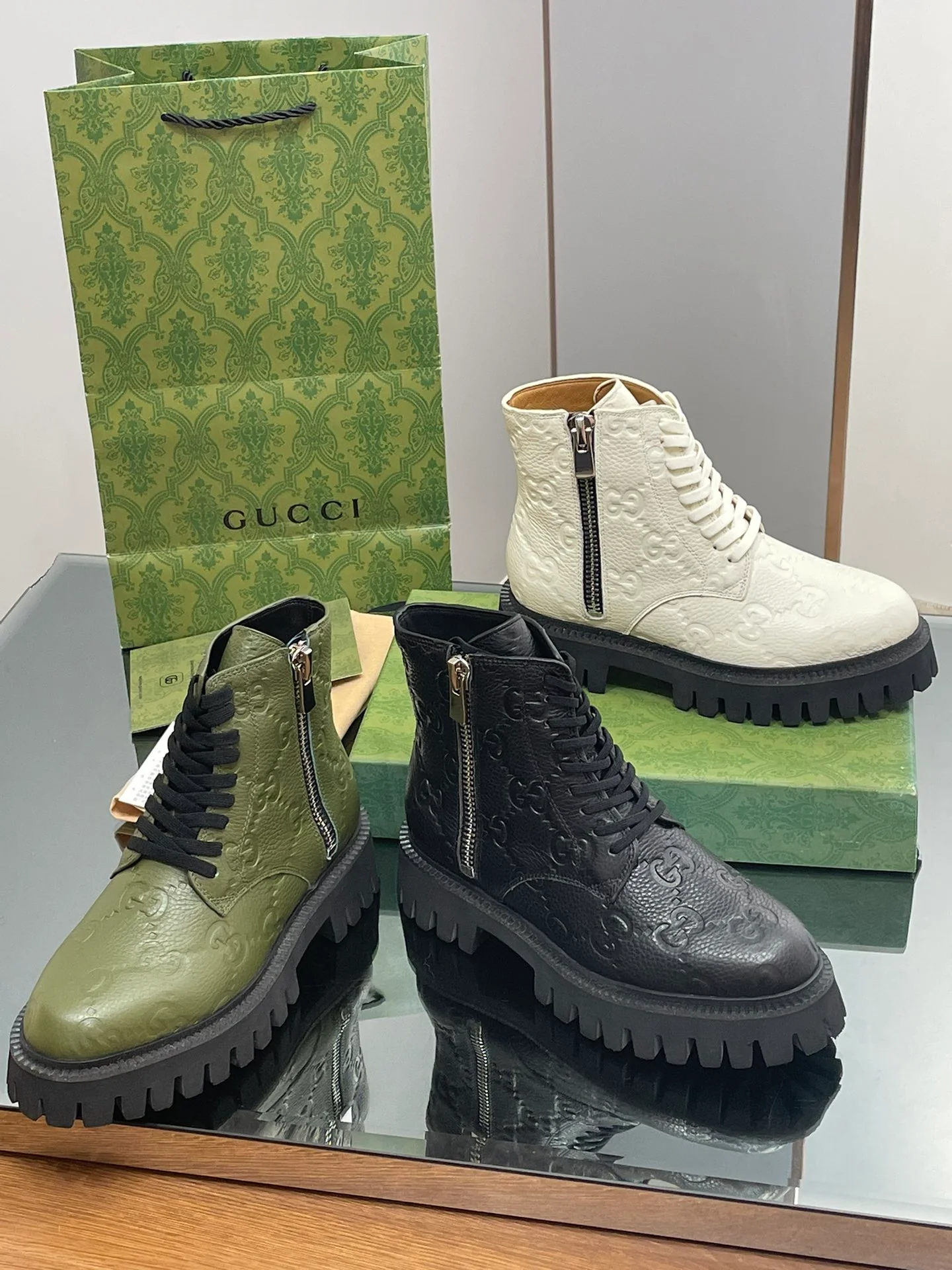 Новинка сезона осень/зима 2023 от Gucci - Ботильоны с тиснением Double G - Черные