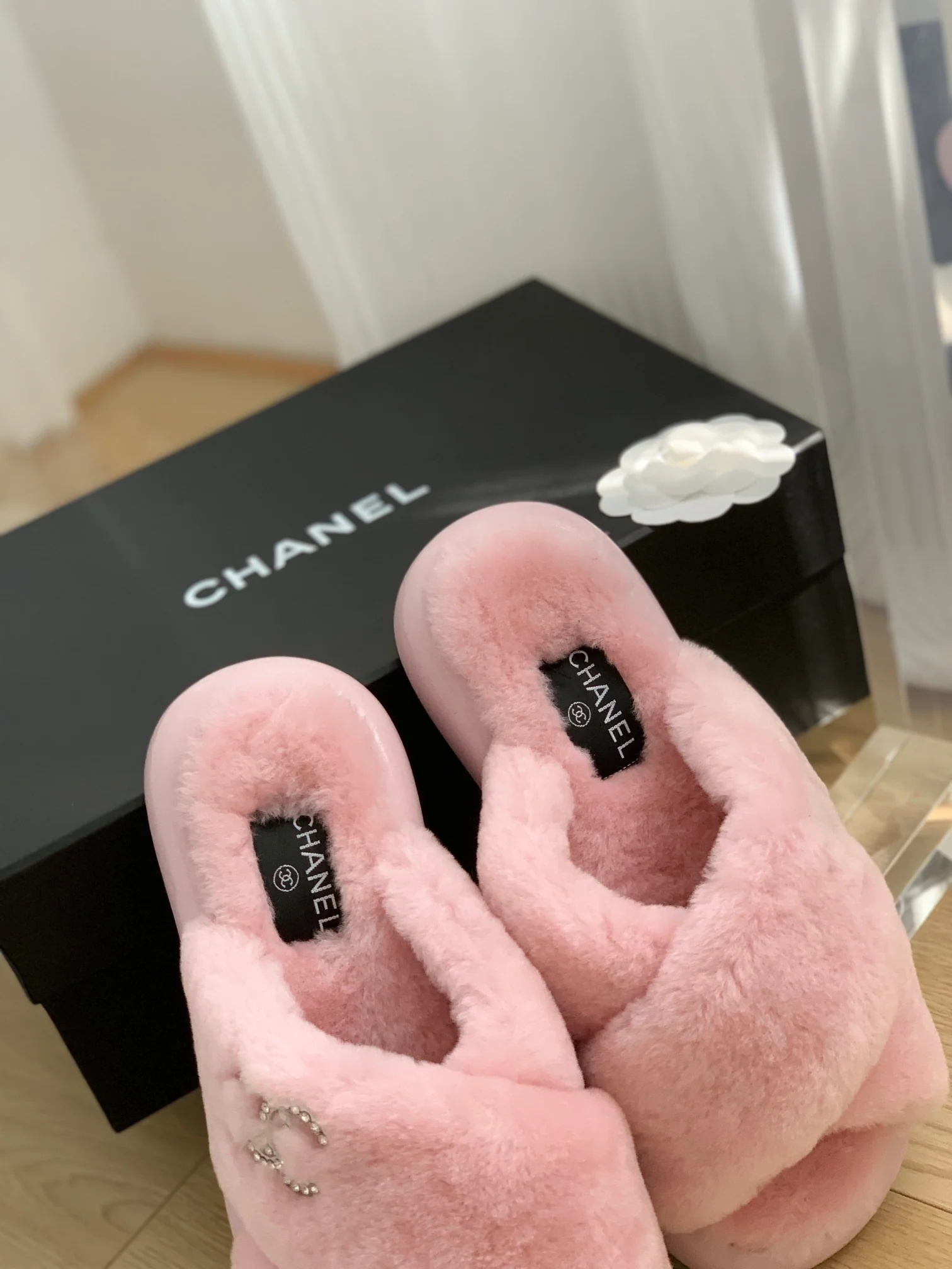 Новинка сезона осень/зима 2023 от Chanel - Классические пушистые тапочки с двойной буквой С - Розовые