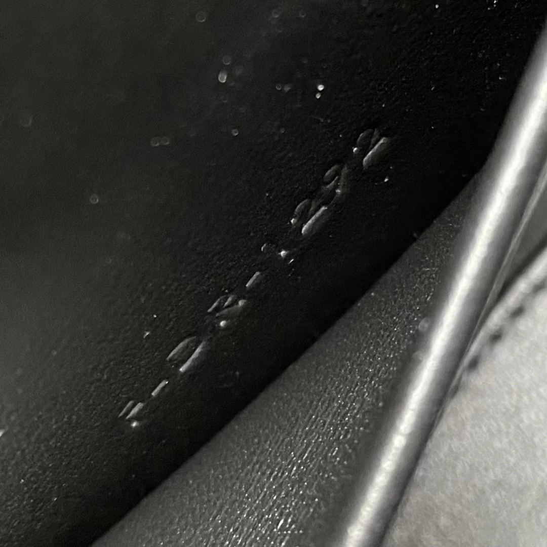 Сумка Celine Box Triomphe - черная с золотой фурнитурой.