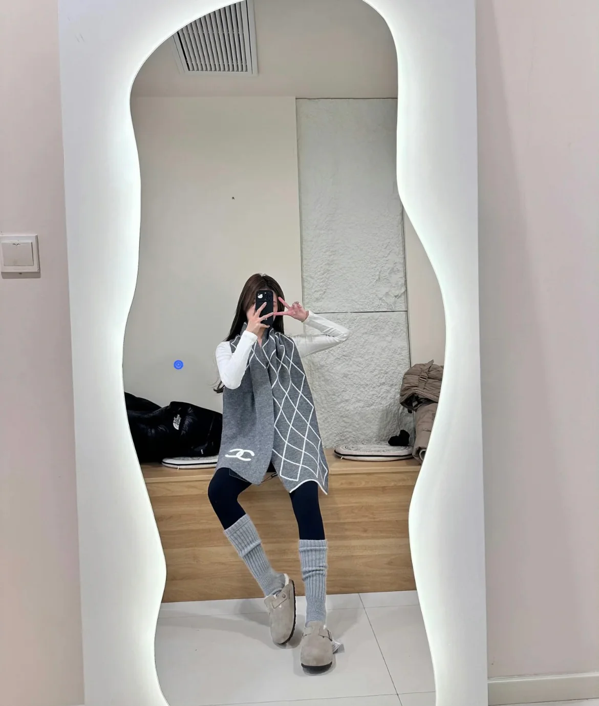 Большой платок с логотипом Chanel 2024.