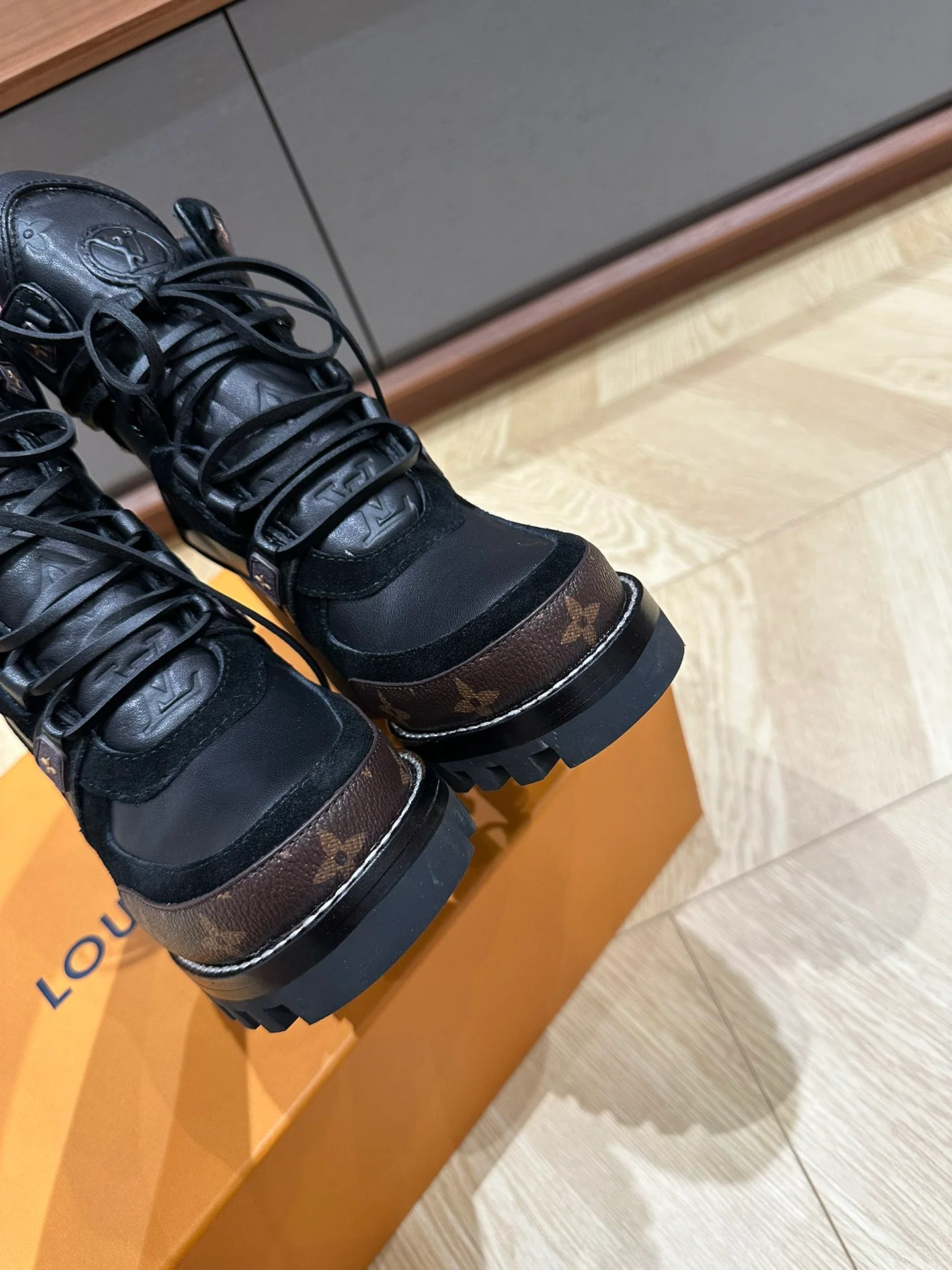 LV-2024 - Повседневные сапоги на высоком каблуке - Черные