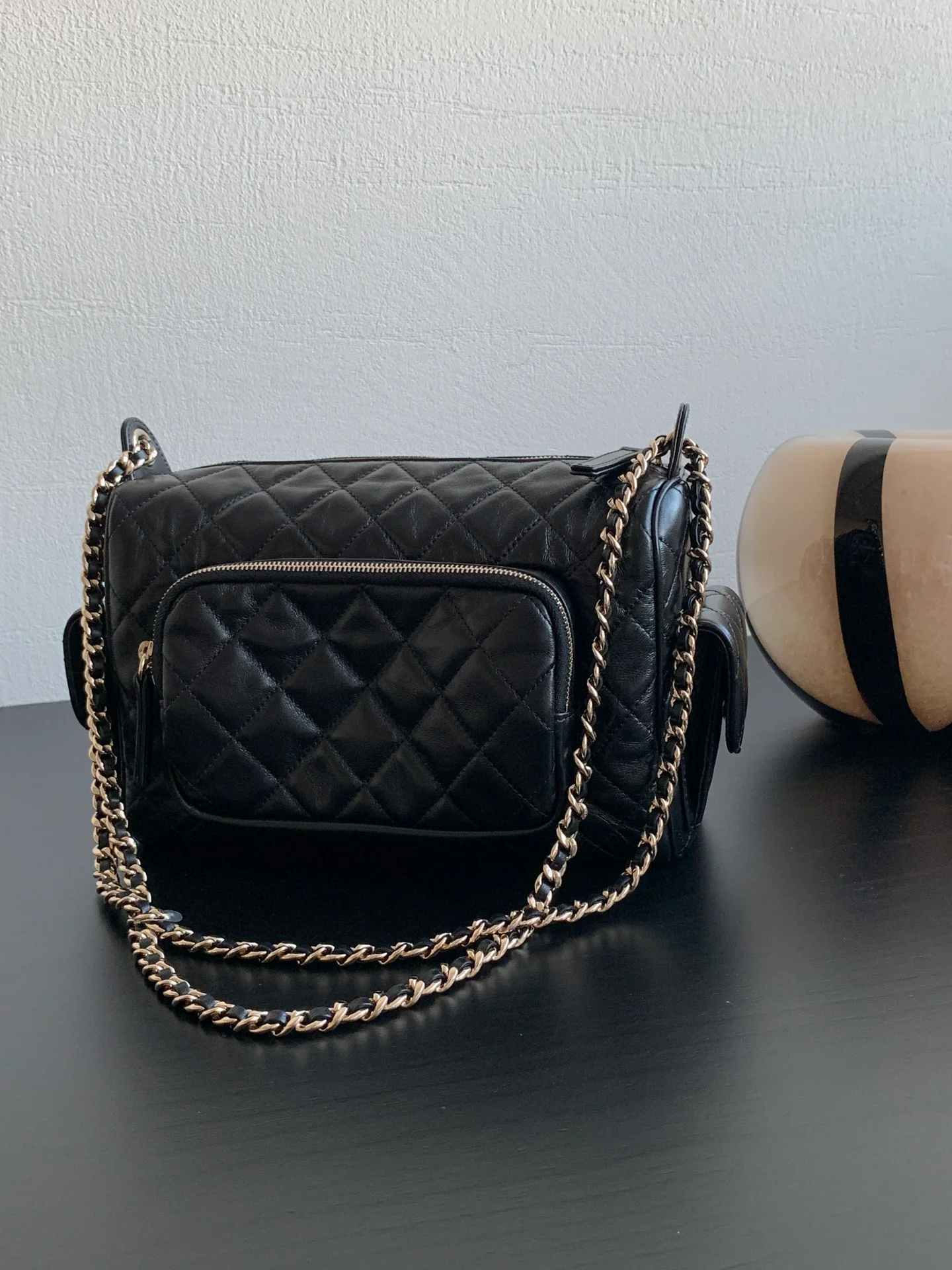 Сумка-фотоаппарат Chanel из плетеной цепочки черного и золотого цвета (большая)