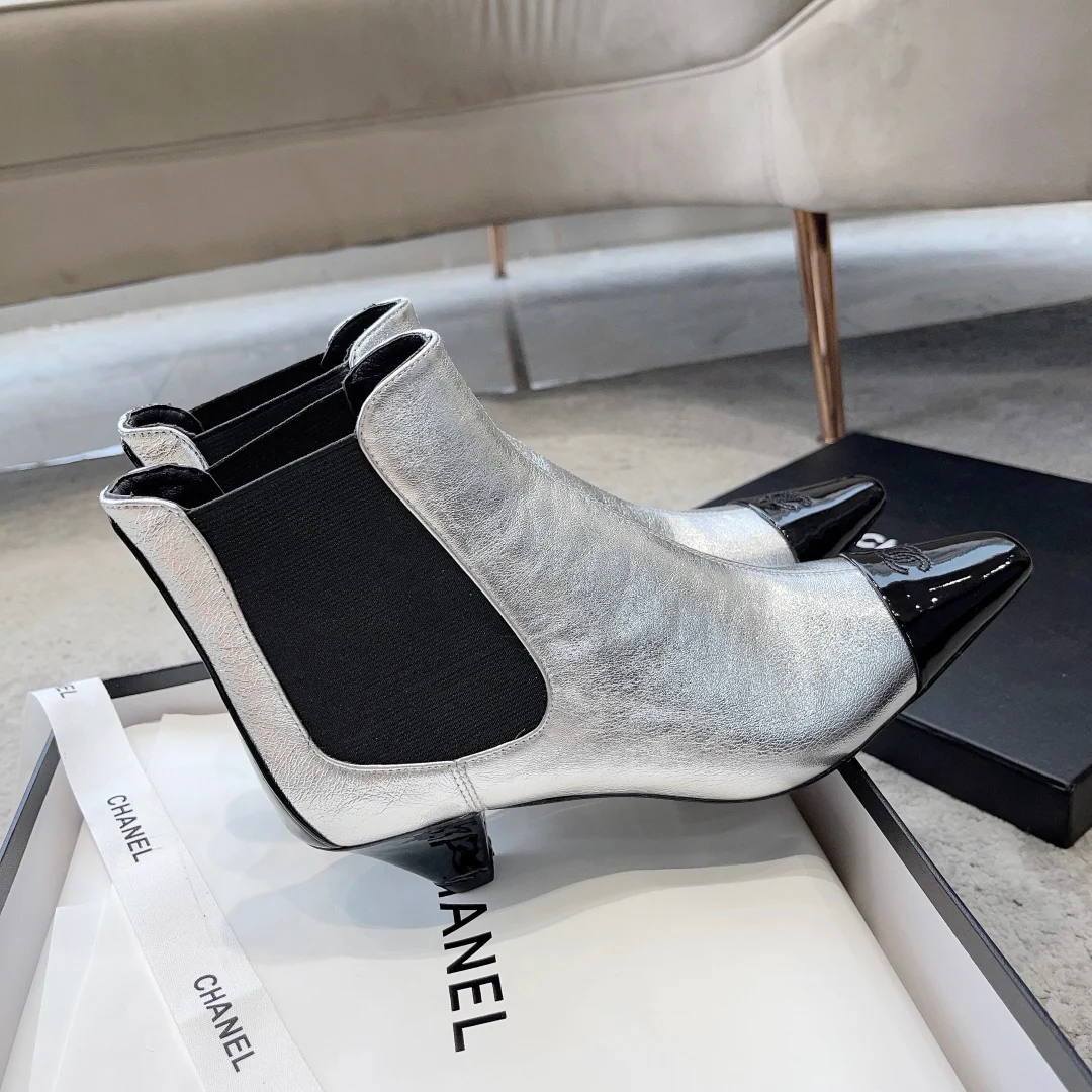 Новинка сезона ?Ранняя осень 2023? от Chanel — ботильоны ?Челси? на низком каблуке — серебристые.