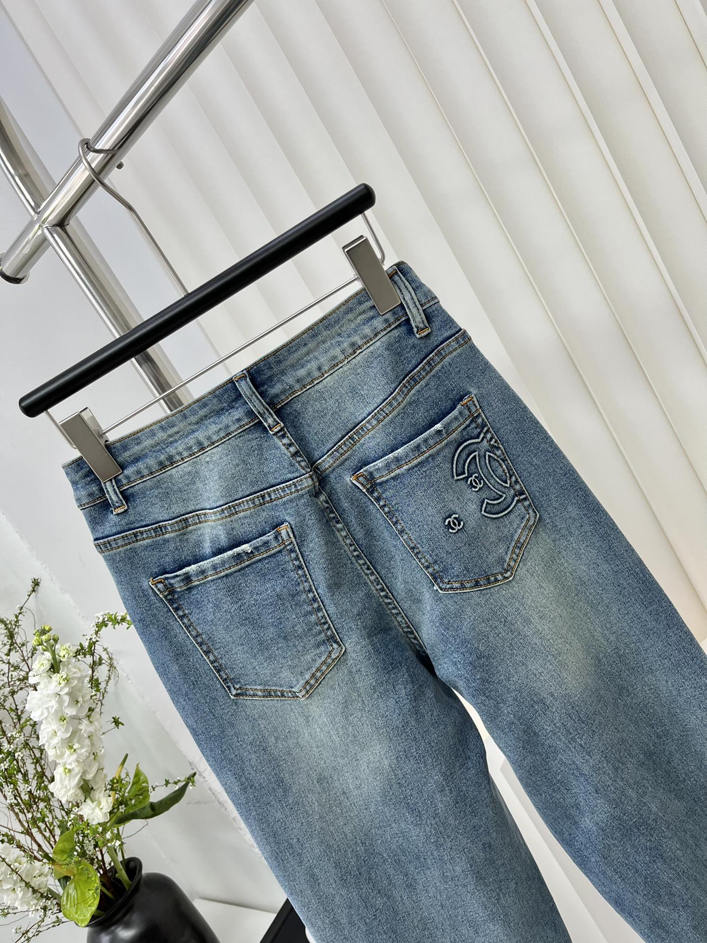 Классические джинсы Chanel 2403 с вышитыми буквами
