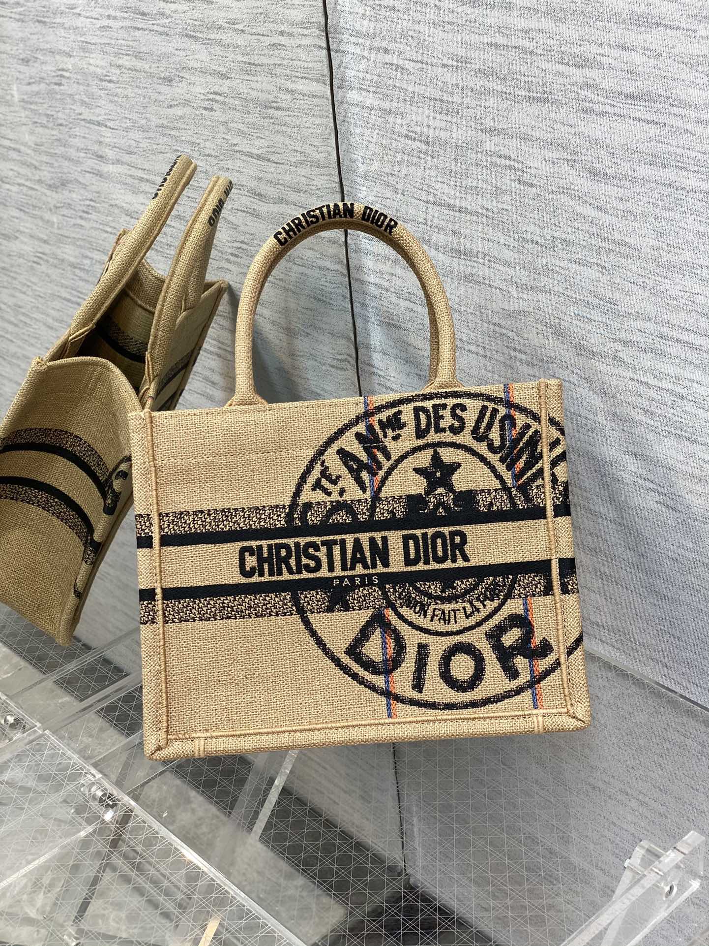 Сумка Dior Book Tote, новая, маленький размер 26-5 см, серия Family Crest.