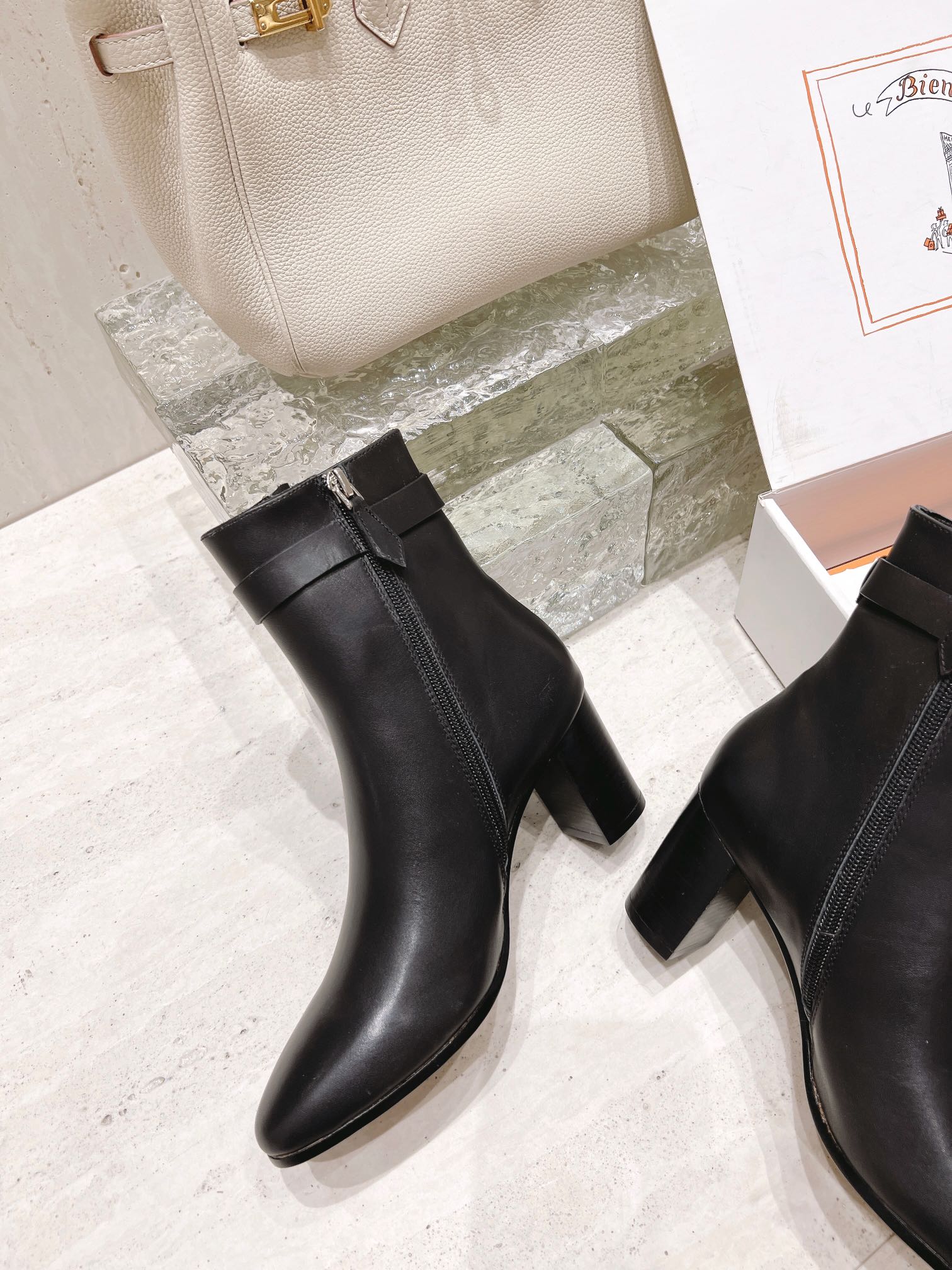 Пряжка Hermes Kelly - Ботильоны Saint Germain - черные