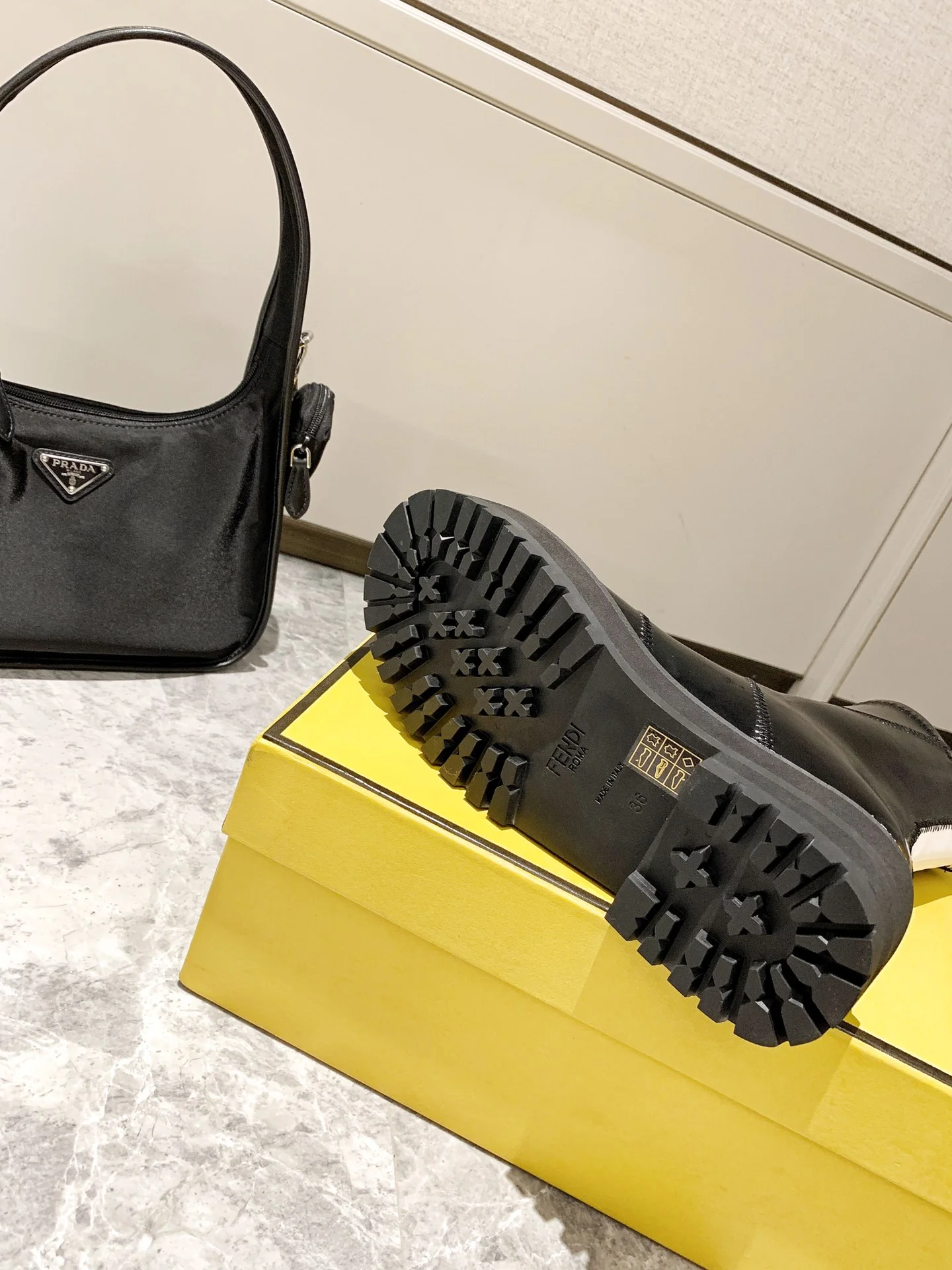 Лакированные ботильоны Fendi - черные