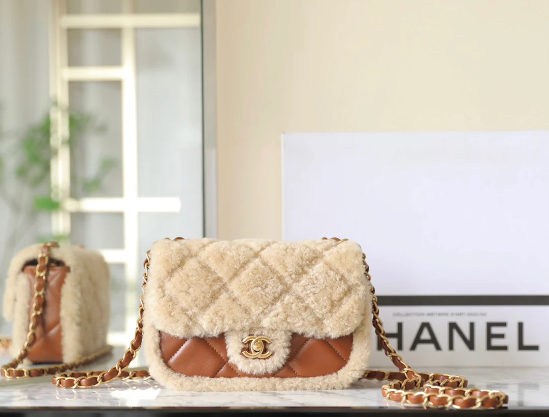 Сумка Chanel с клапаном и цепочкой в ??виде плюшевого мишки из 24-каратного золота (маленькая).