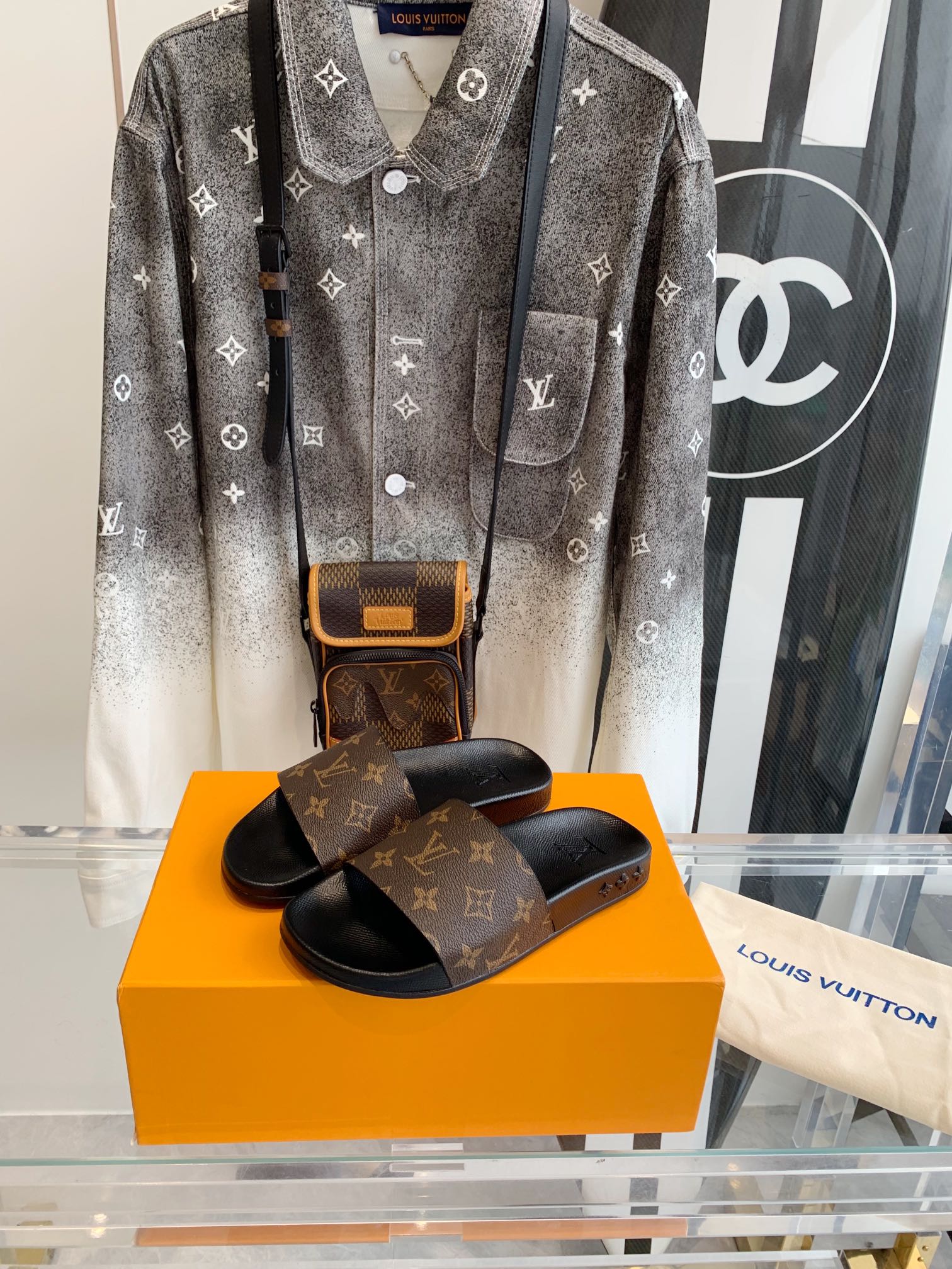 Тапочки с монограммой LV