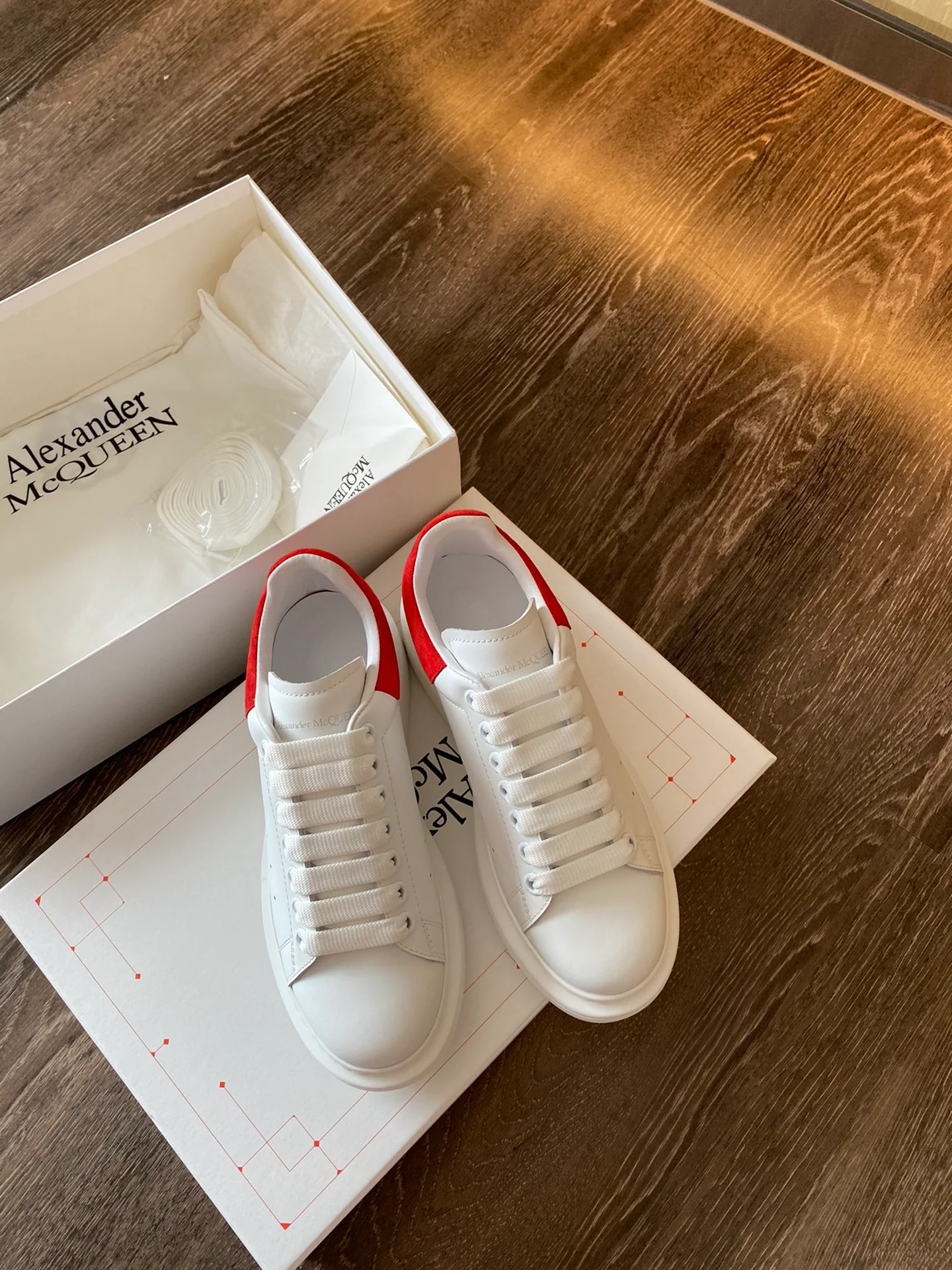 Классические белые кроссовки McQueen с замшевой подошвой и красным каблуком