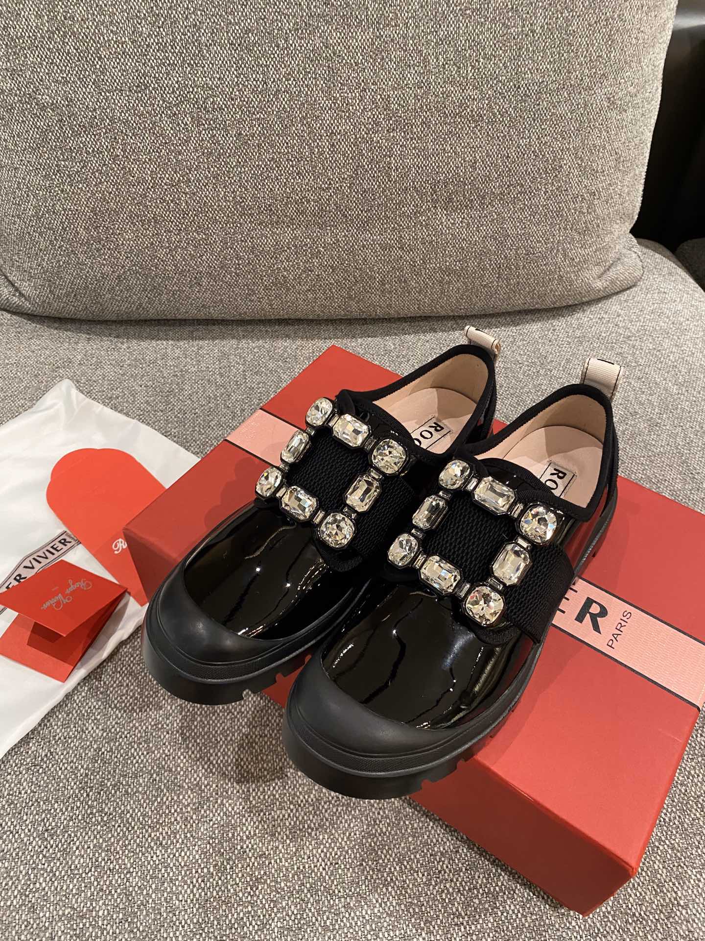 Кроссовки из лакированной кожи с пряжкой