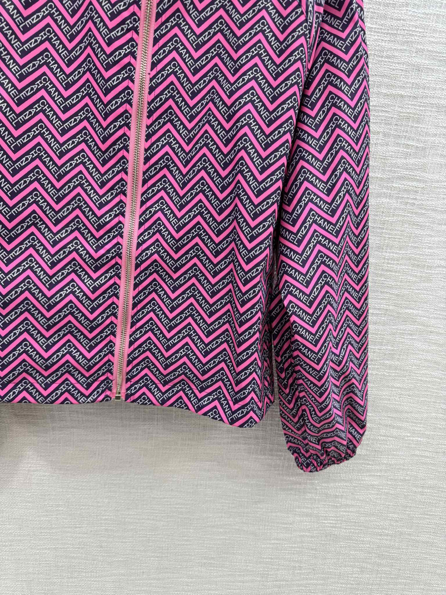 Костюм Chanel 2404 с буквенным принтом - фиолетовый