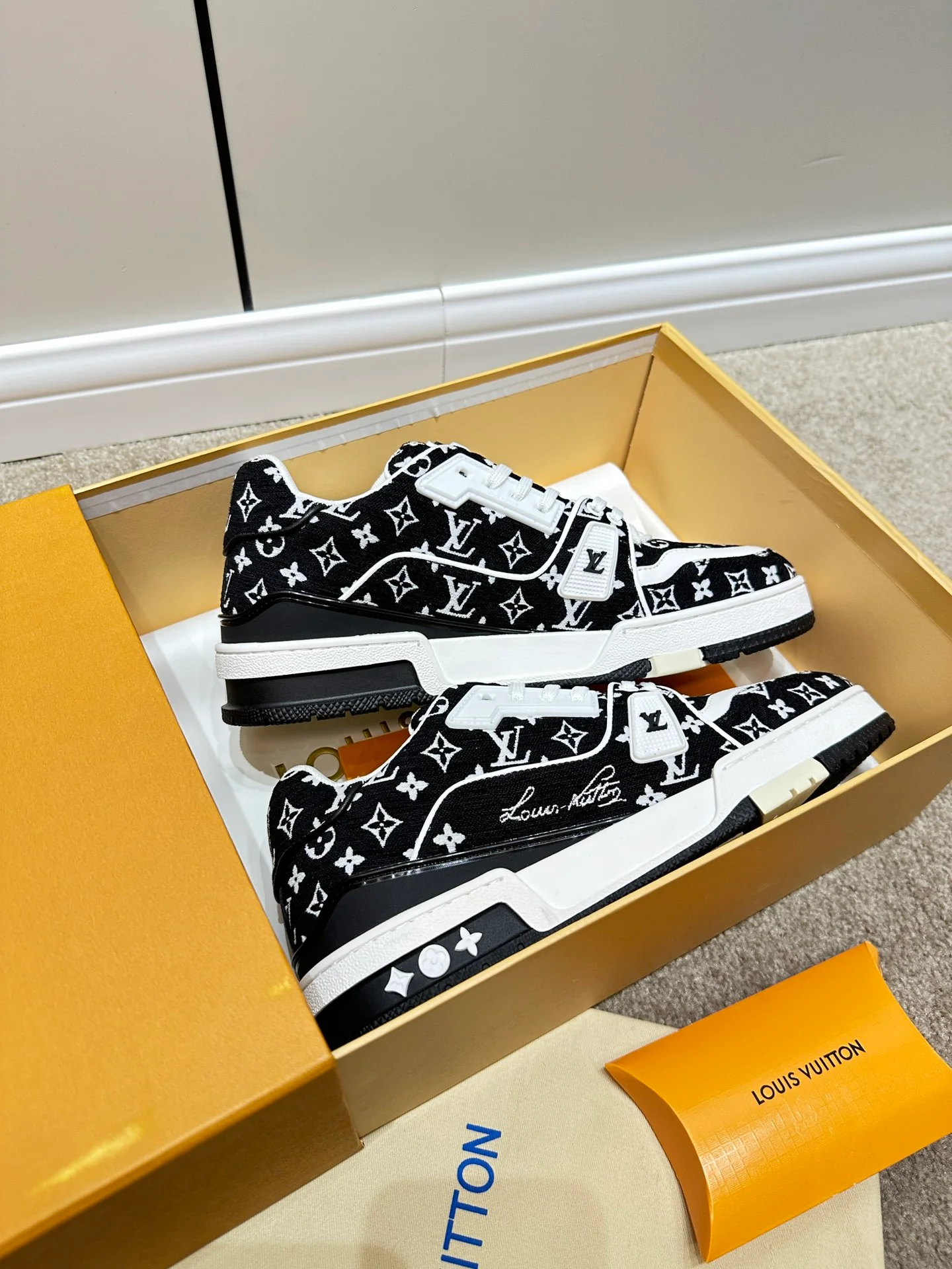 Кроссовки LV Trainer - с принтом по всей поверхности - черные