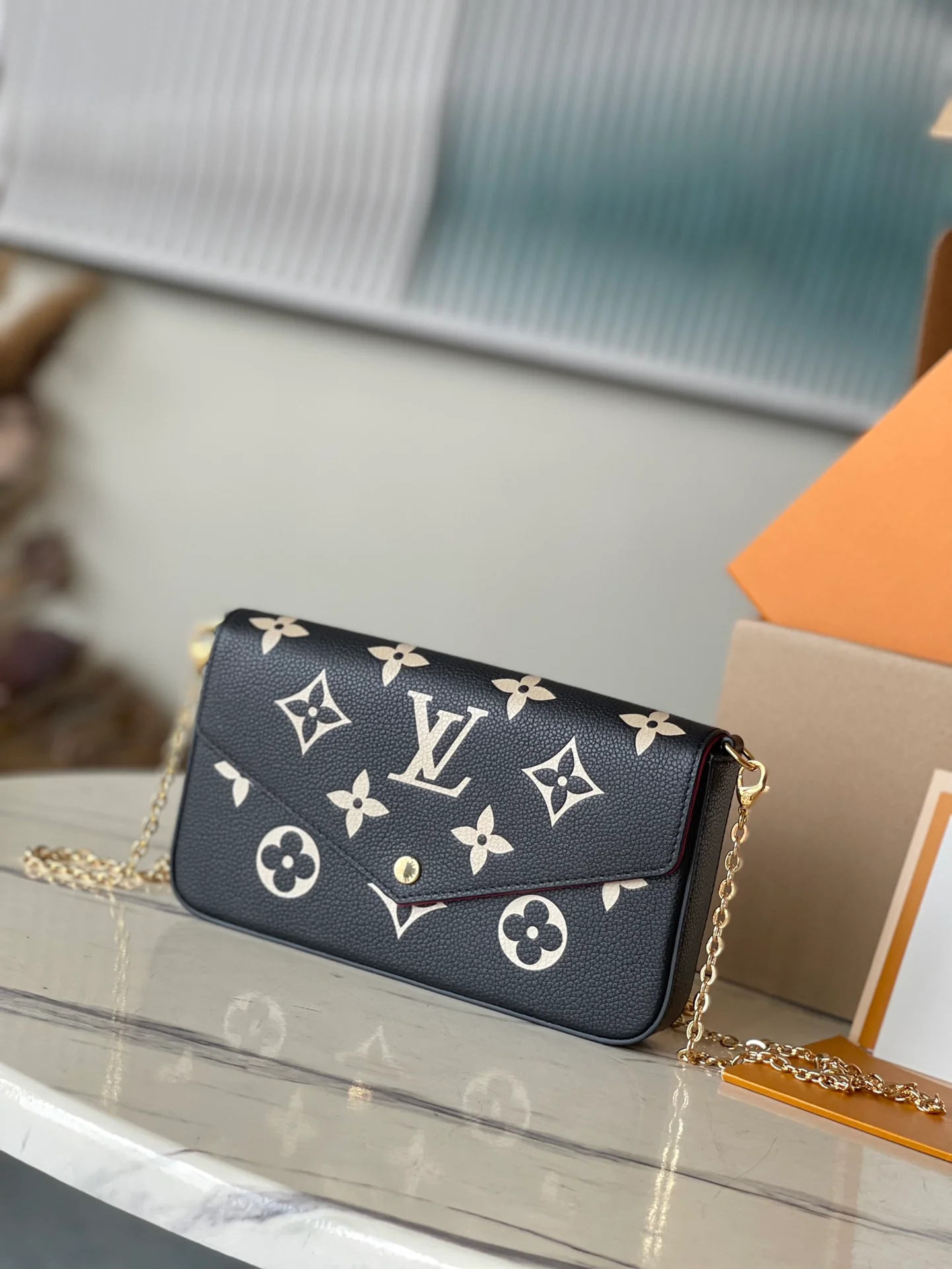 m64064-LV-pochette-felicie-empreinte сумка через плечо с тиснением - черная сетчатая версия