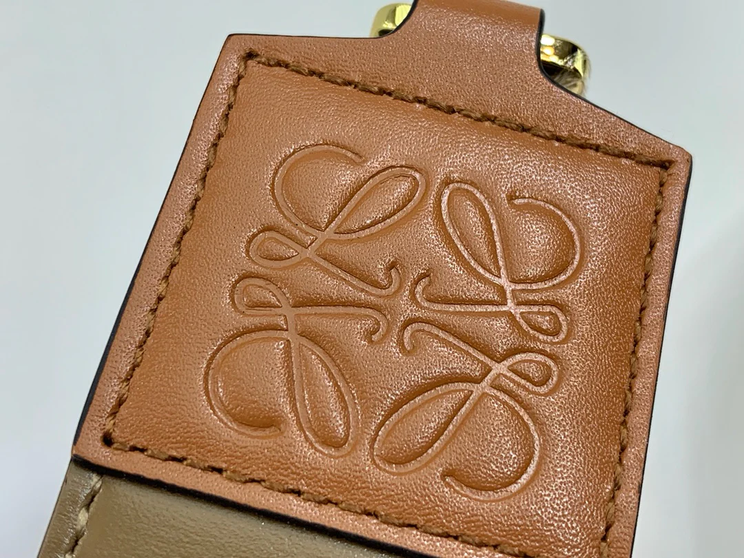 Треугольная сумка Loewe - Телячья кожа - Маленькая - 4