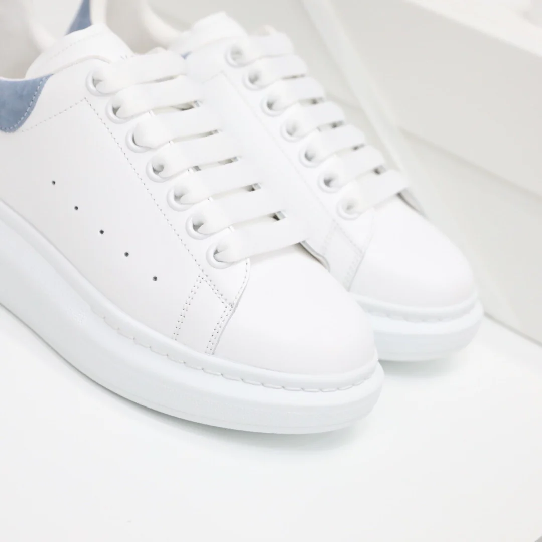 Классические белые кроссовки McQueen - нежно-голубые