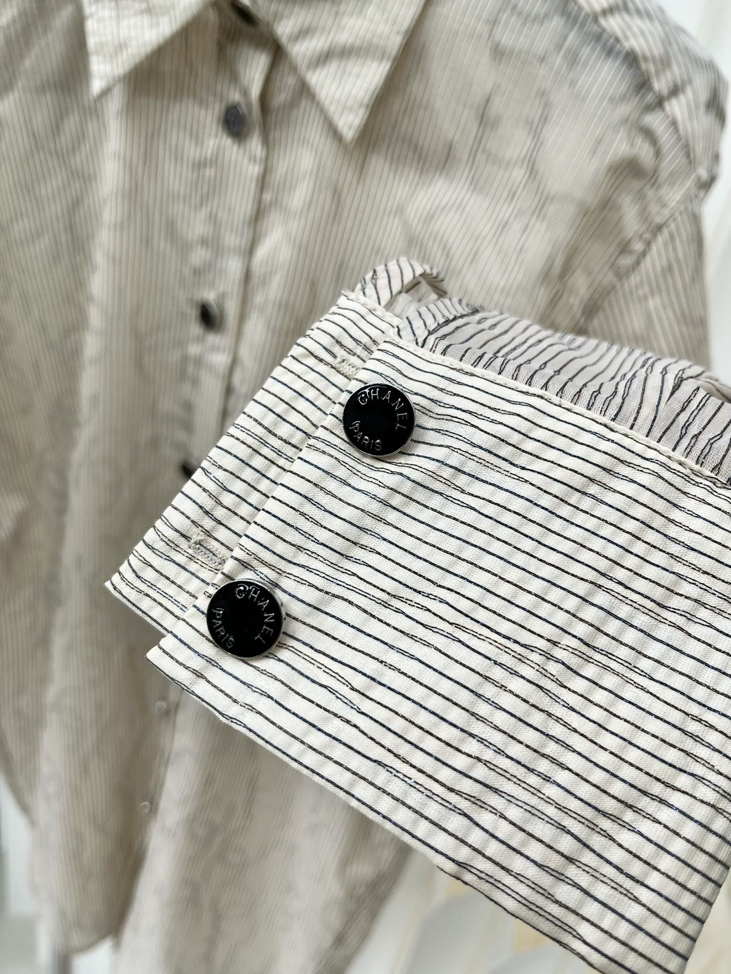 Chanel 2403 - Рубашка с двойным С-образным воротником и тонким узором - Коричневая