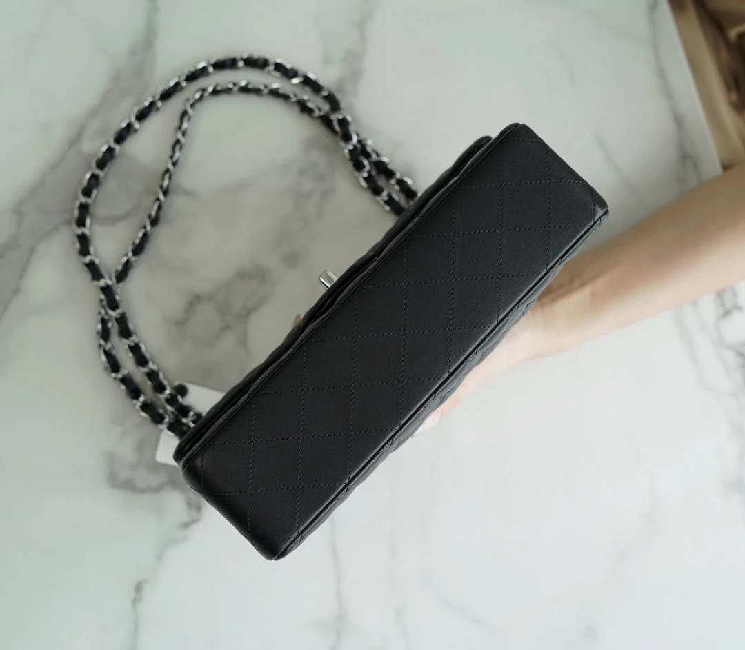 Сумка Chanel CF Medium - 25 см - из черной овечьей кожи с серебряной пряжкой - CF25