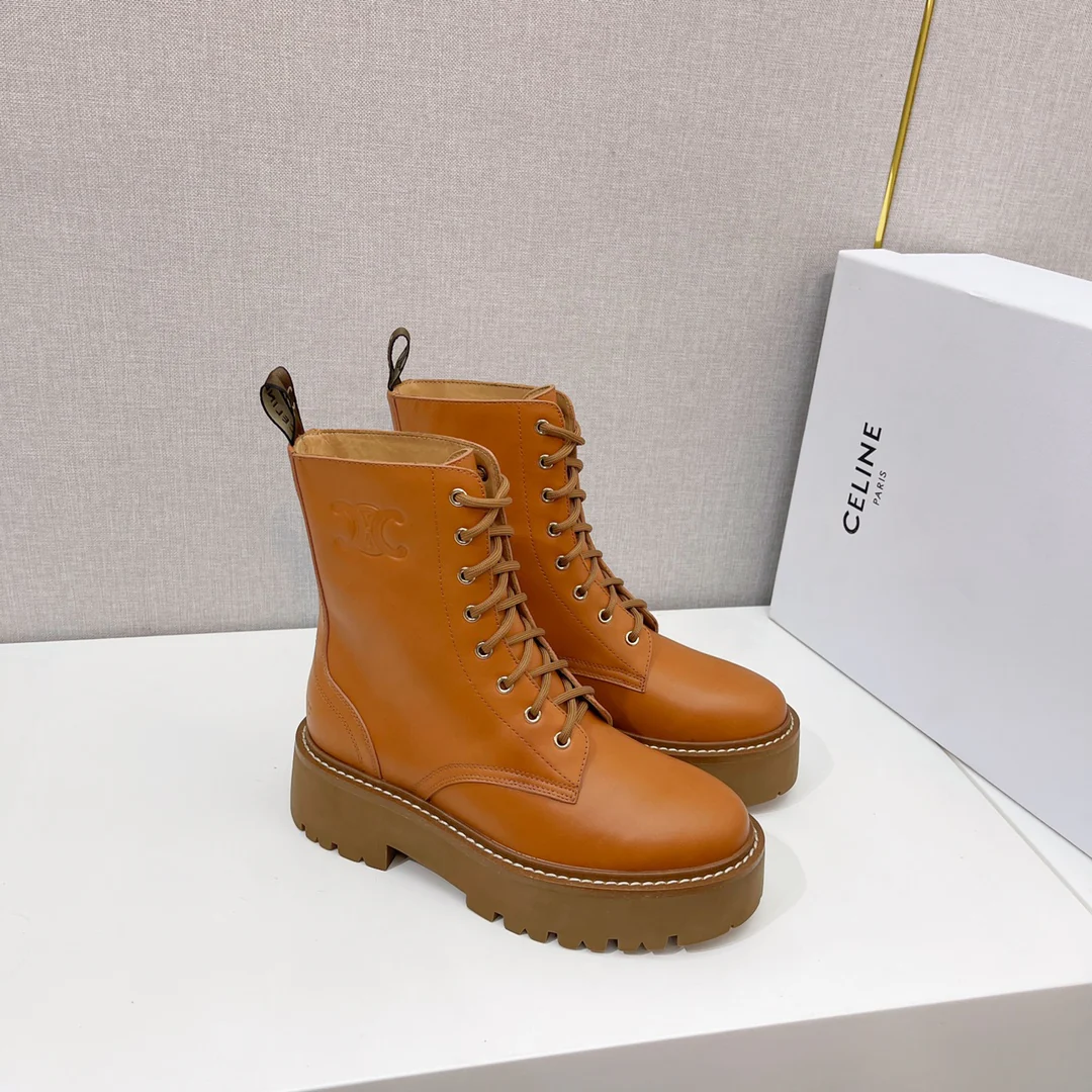 Новинка осенне-зимней коллекции Celine 2022 — кожаные ботильоны на шнуровке — в стиле Ян Ми — верблюжий цвет.